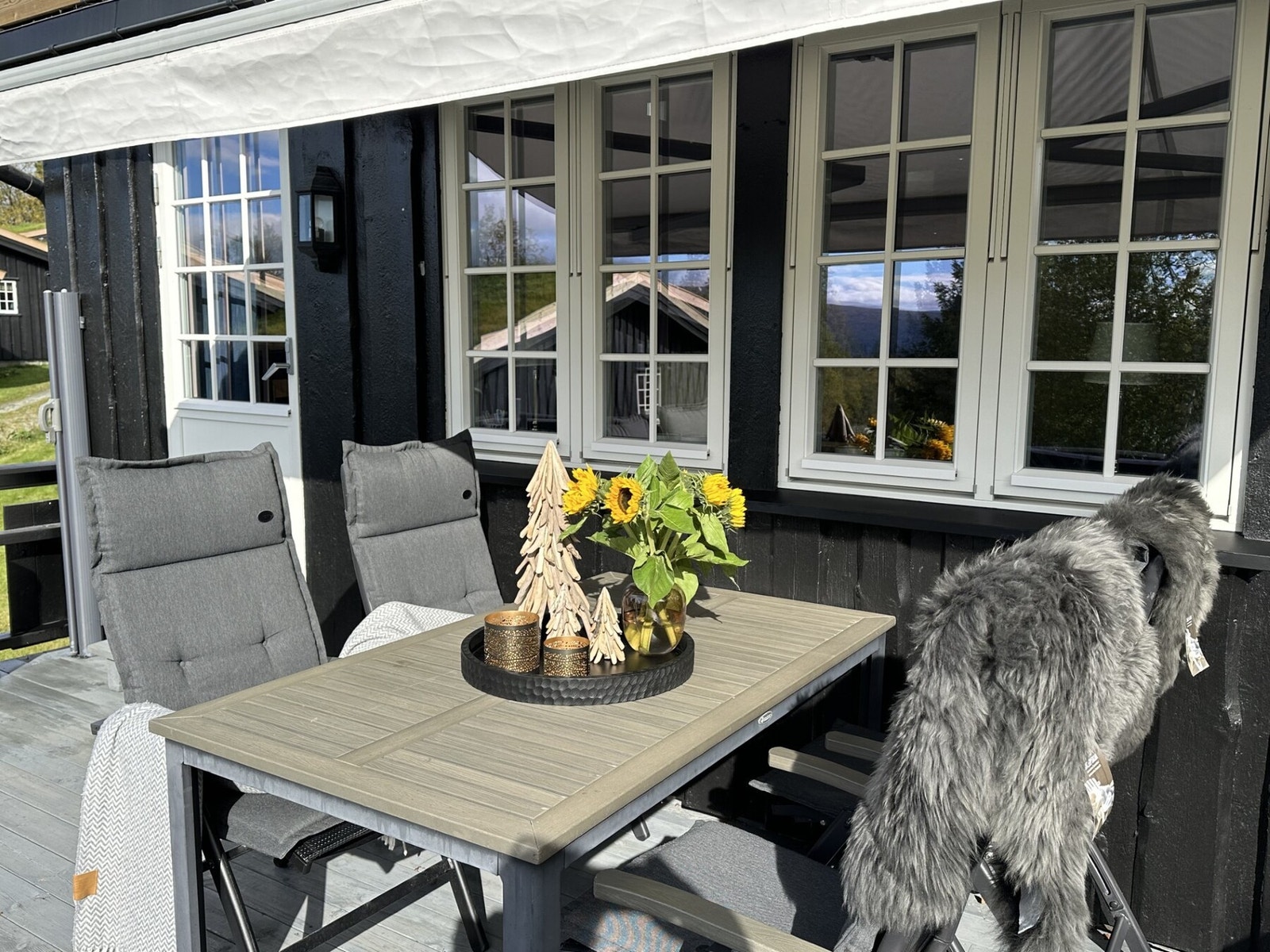 Fra stuen er det utgang til en solrik terrasse på ca. 16 kvm med god plass til utemøblering. Bilde fra selgers arkiv Galleribilde