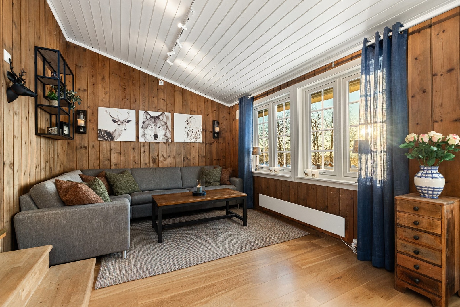 Innbydende og lun stue med store vindusflater som slipper inn rikelig dagslys og bidrar til en god romfølelse. Galleribilde