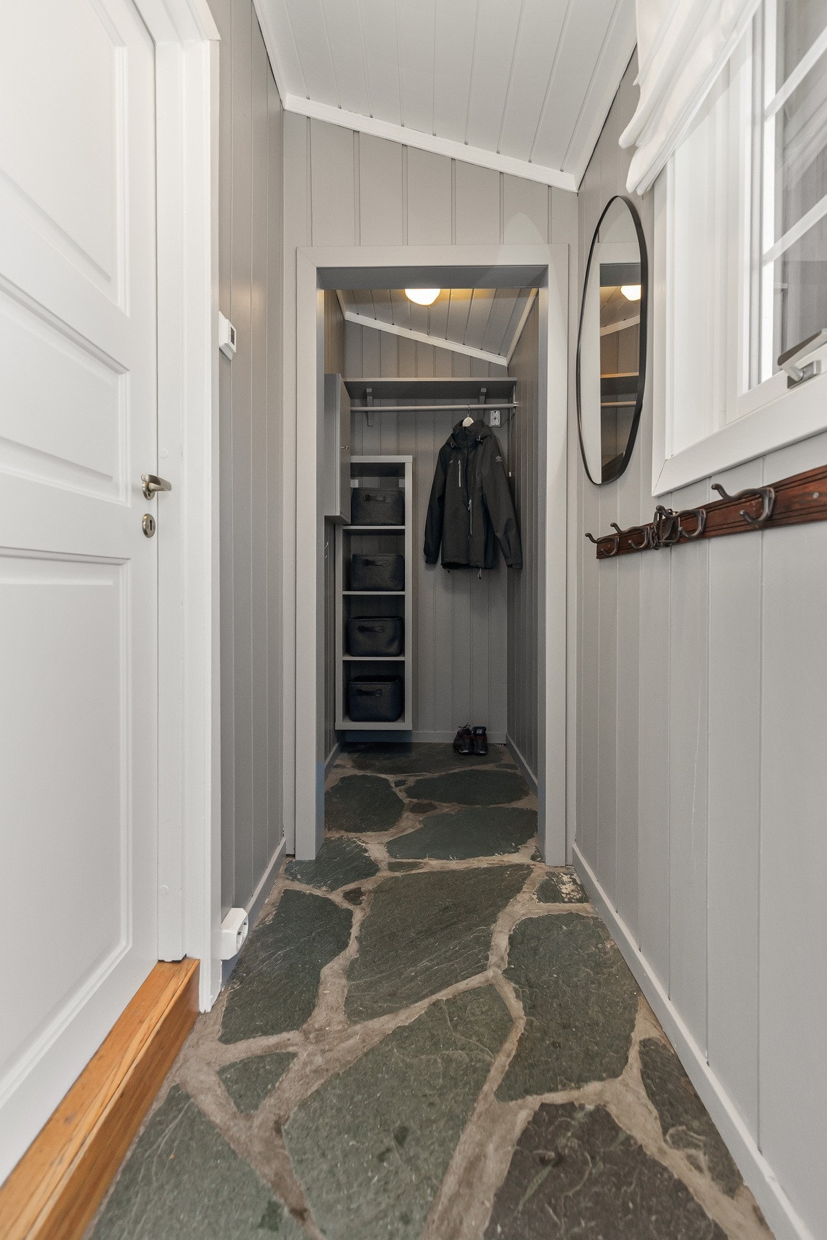 Entré og gang har god plass til å henge fra seg yttertøy og sette fra seg sko. Galleribilde