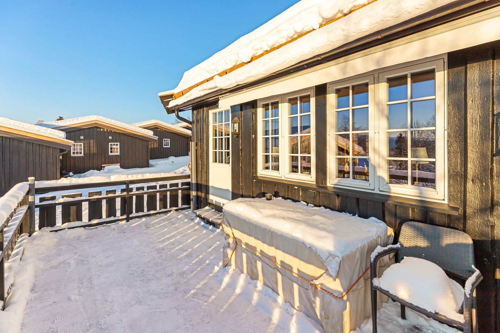 Romslig terrasse med markise og sidemarkiser gir gode muligheter for å nyte solvegg og den friske fjelluften. Galleribilde
