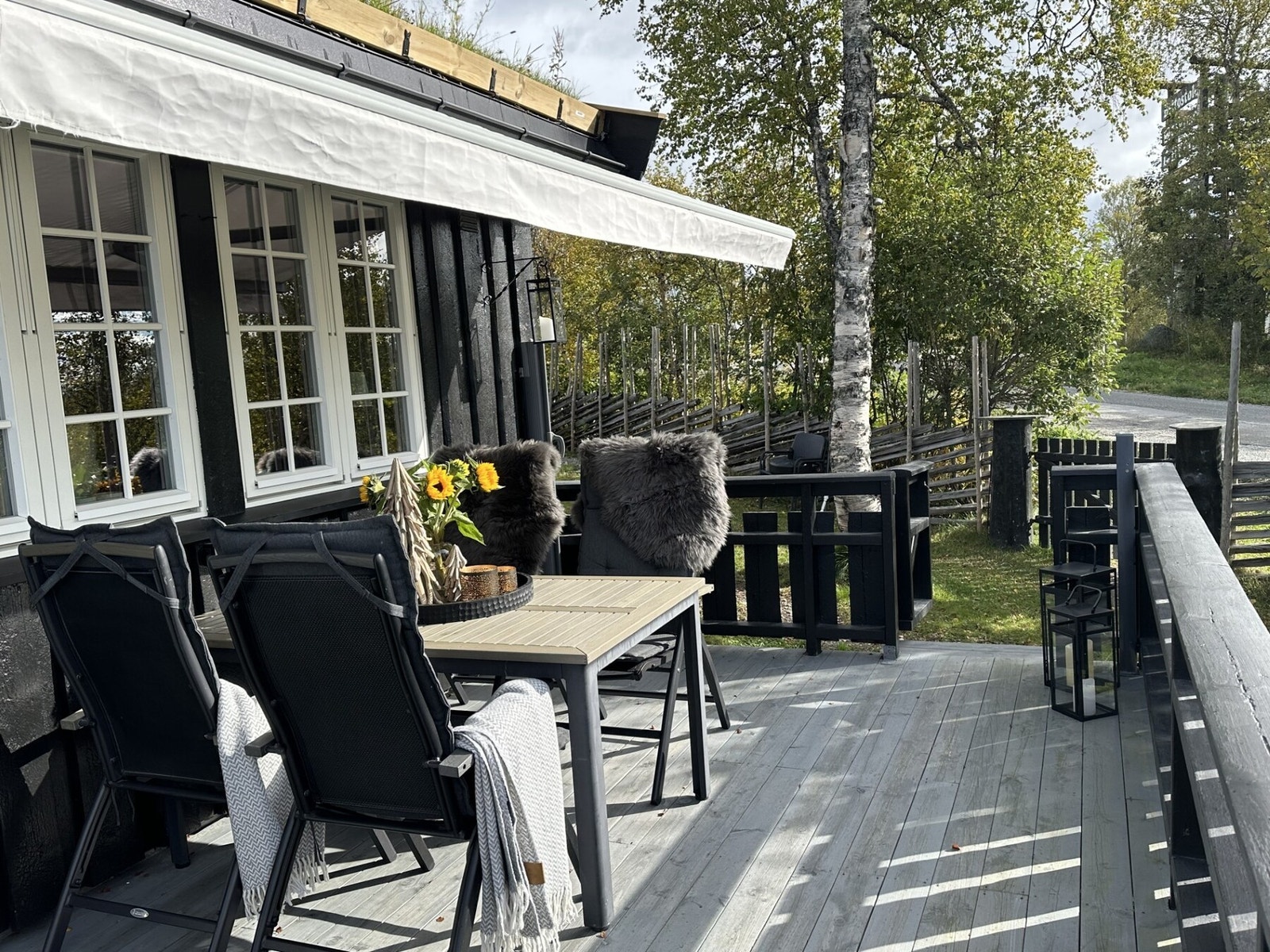 Her er det installert markise over veranda. Bilde fra selgers arkiv Galleribilde