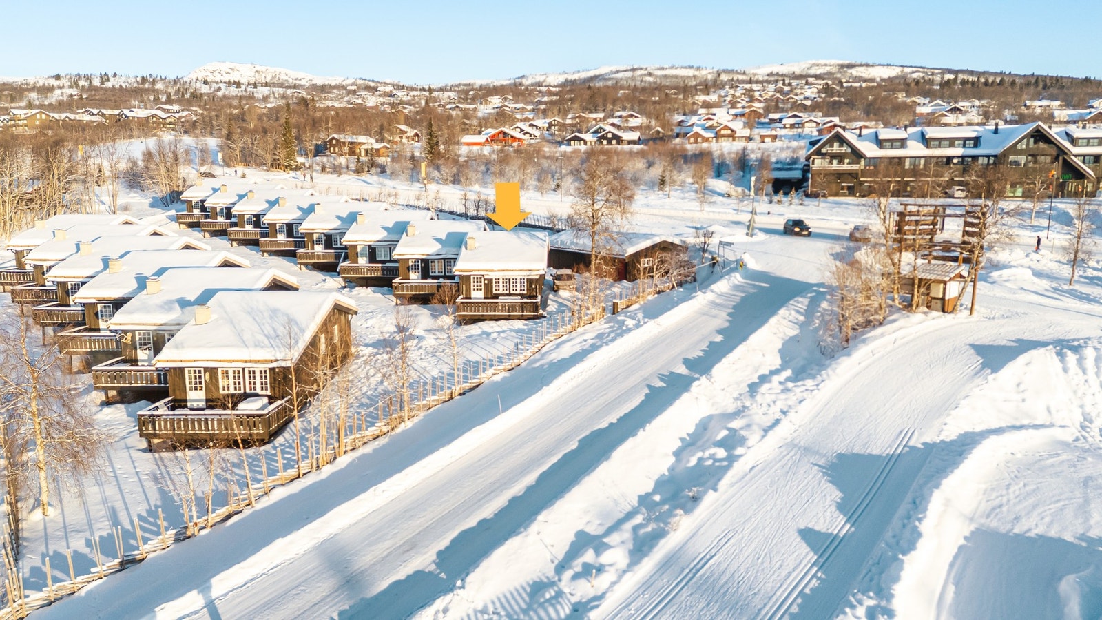 Hytta har fin beliggenhet i sameiet, i enden på rekka som er med på å gi ekstra fin utsikt. Galleribilde