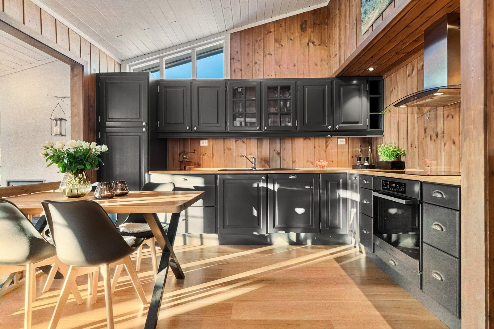 Integrerte hvitevarer som komfyr, stekeovn, kjøl/frys og oppvaskmaskin med dørfront. Galleribilde