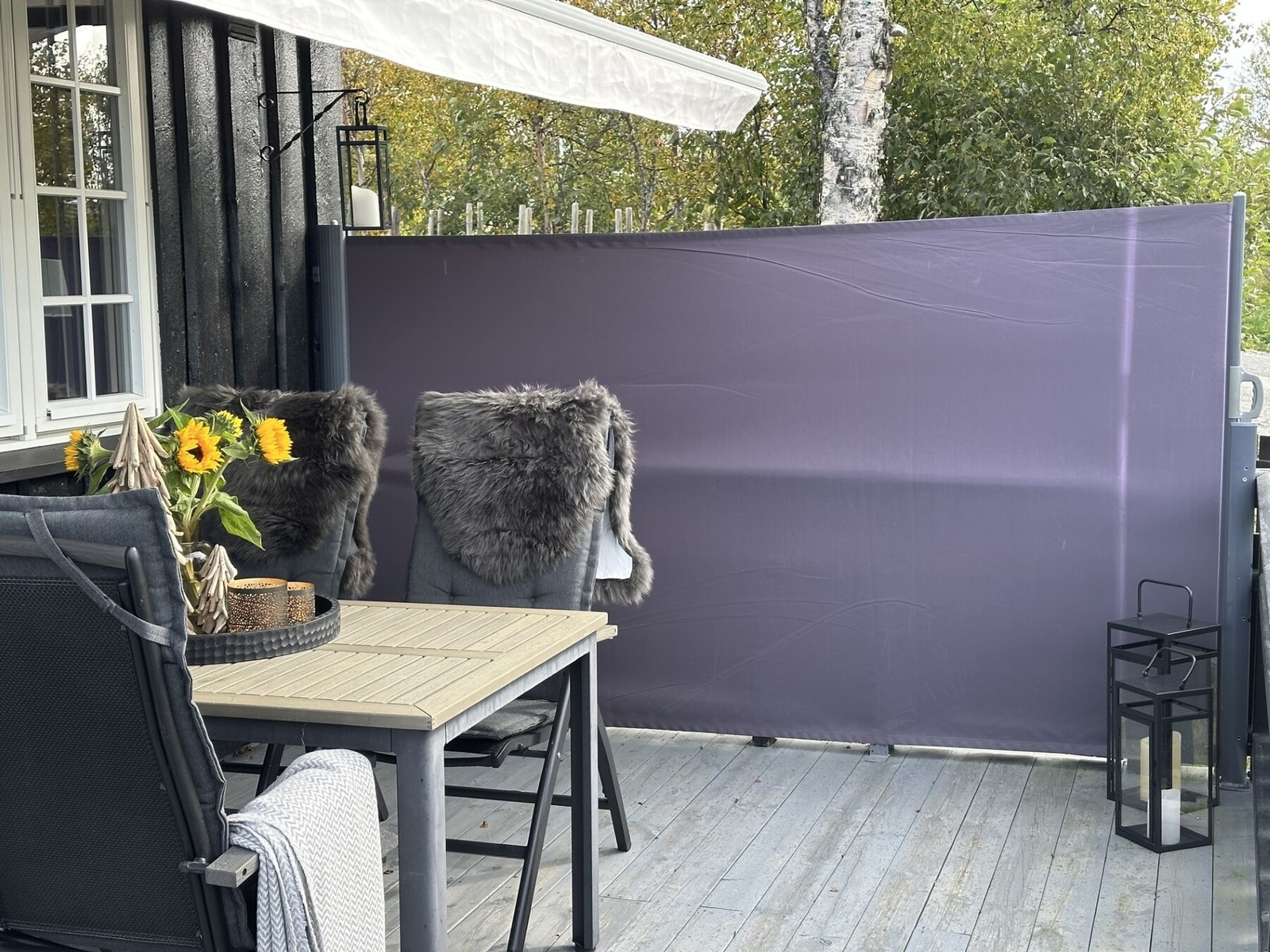 Det finnes også 2 uttrekkbare sidemarkiser på veranda, noe som gjør det mulig å nyte solvegg og fjelluft selv om det skulle trekke litt. Bilde fra selgers arkiv Galleribilde