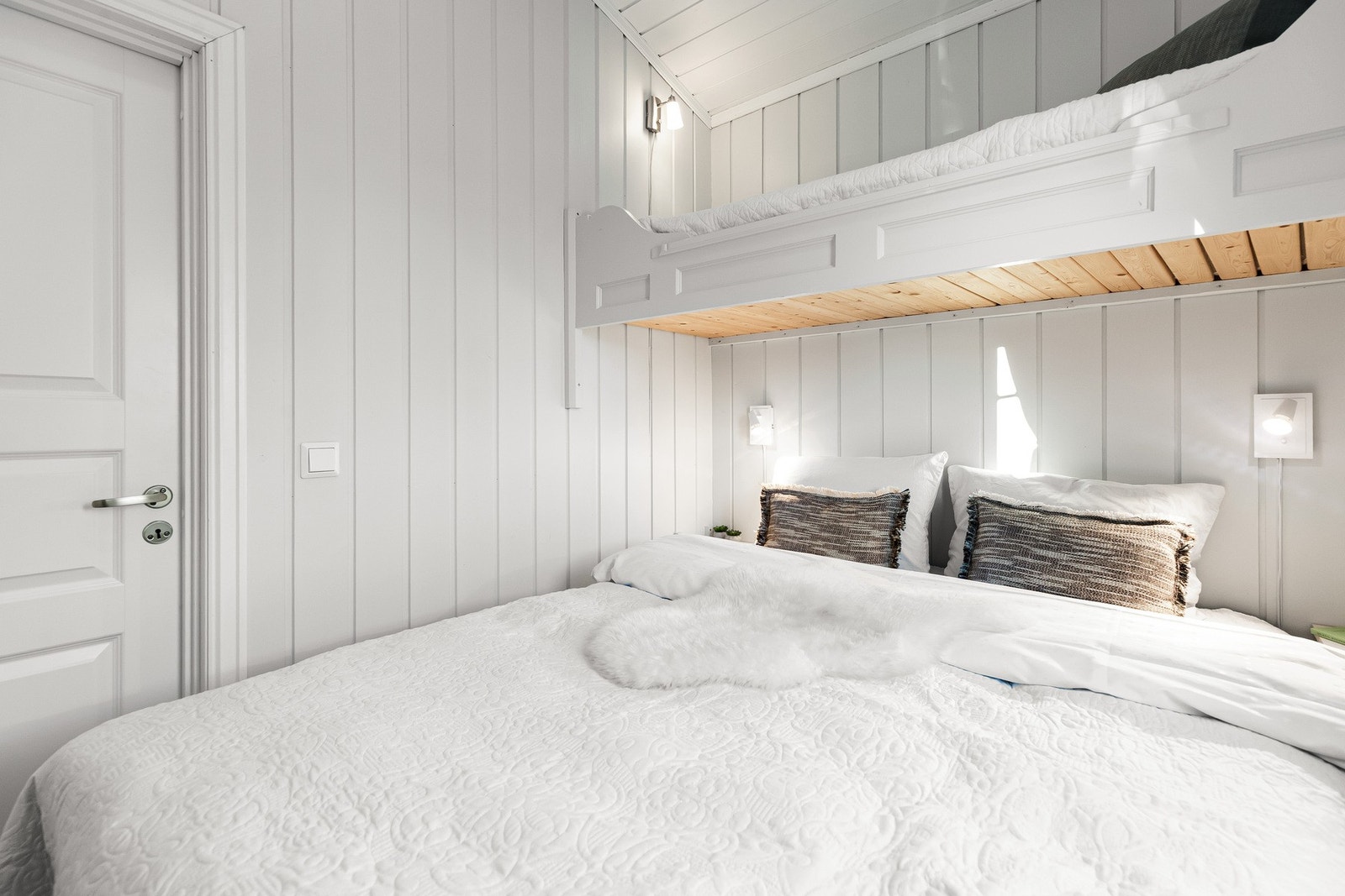 Soverom 1 er i dag møblert med dobbeltseng i tillegg til plassbygd køye over dobbeltsengen. Galleribilde