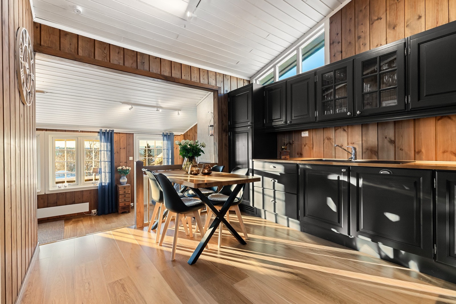 Kjøkkenet ligger i åpen løsning knyttet til stue/spisestue, og med plassbygd kjøkkeninnredning fra 2014 i god kvalitet fra Kistefos. Galleribilde