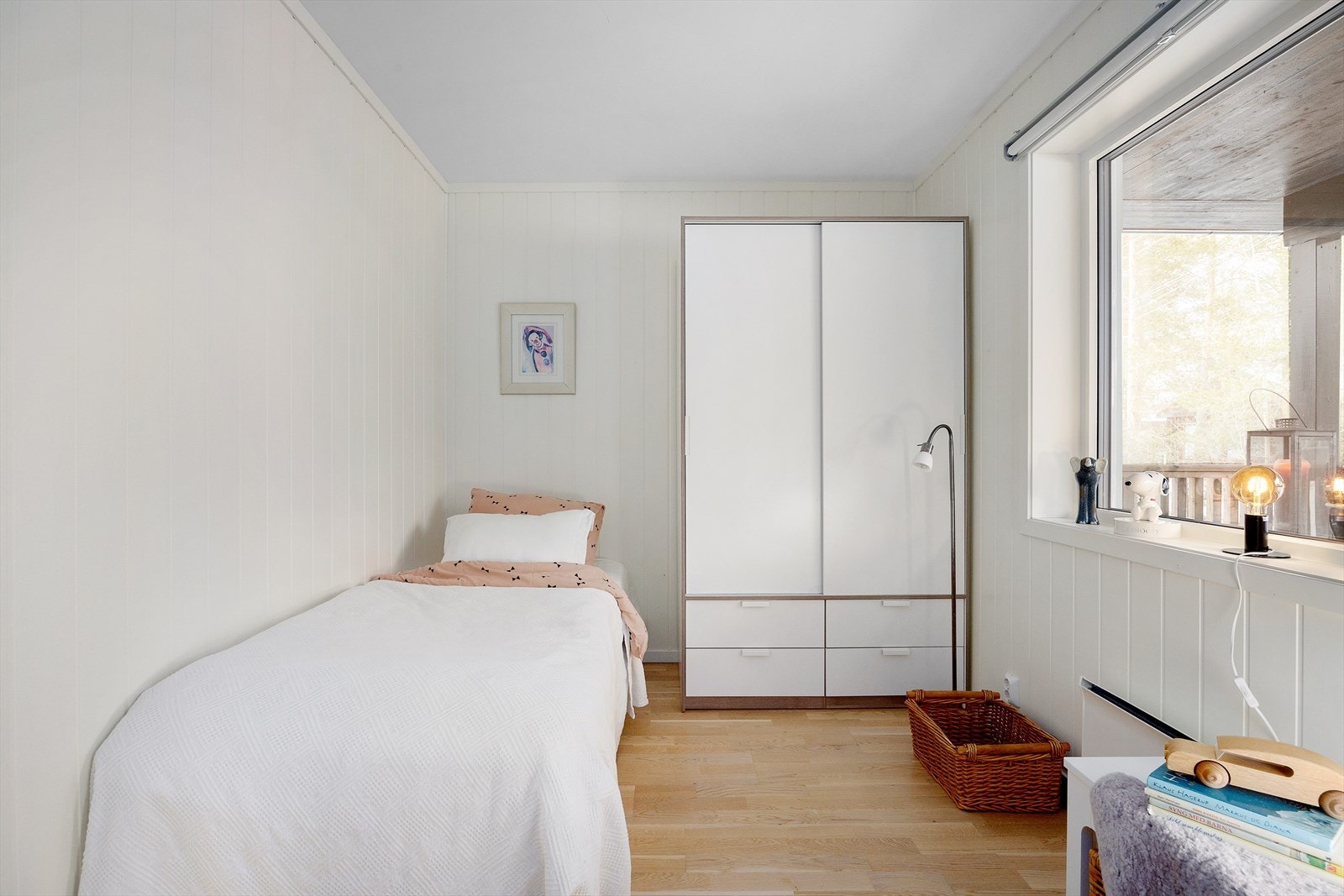 Soverom 2 med plass til seng, pult, nattbod. Skap medfølger ved salg. Galleribilde