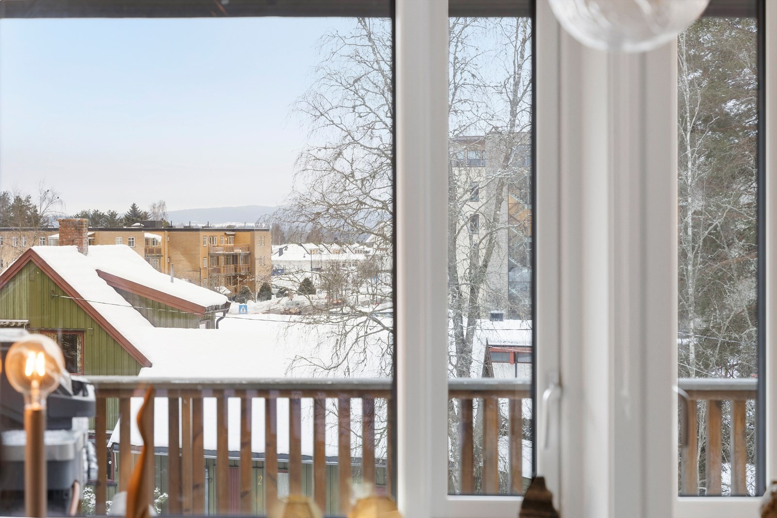 Her bor du meget sentralt til samtidig som at leilighetsbygget er tilbaketrukket. Galleribilde