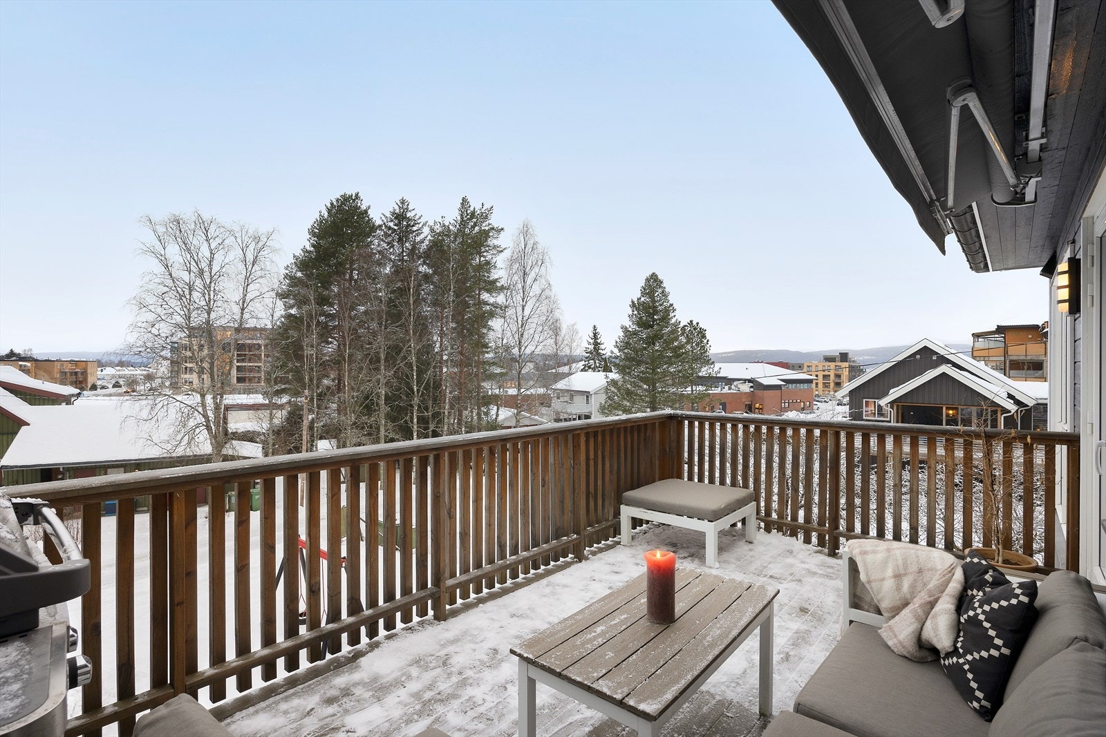 Fra stue/kjøkken er det utgang til balkong på ca. 12 kvm. med elektrisk markise og utebelysning. Galleribilde