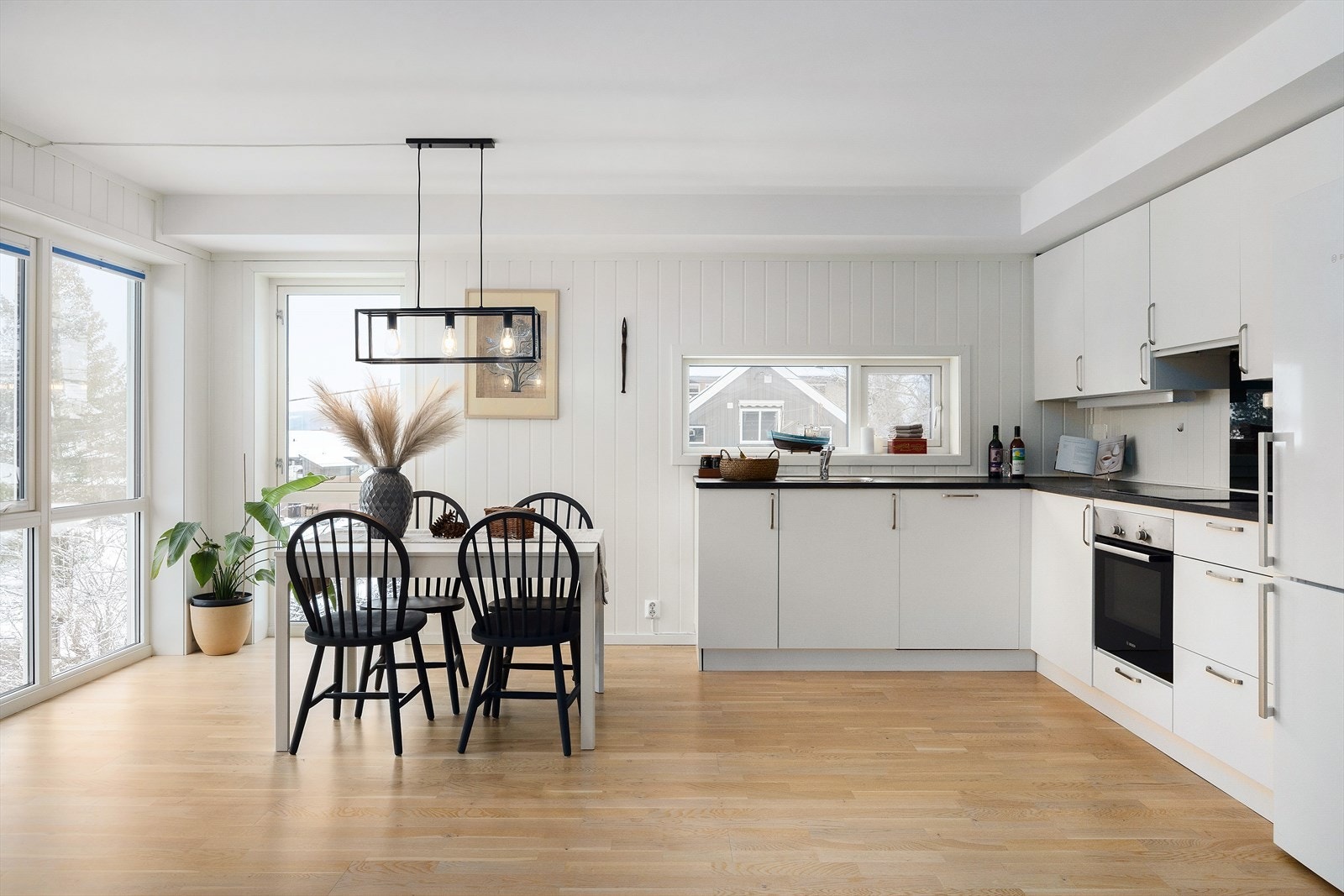 Innredning med glatte fronter. Benkeplaten er av laminat med nedfelt kum. Integret oppvaskmaskin, platetopp og stekeovn, og opplegg for frittstående kjøleskap. Det er kjøkkenventilator med avtrekk ut. Galleribilde