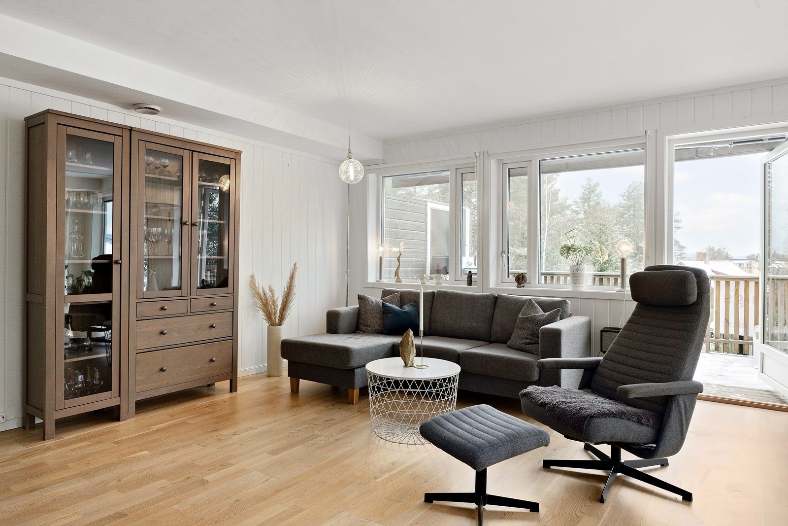 Store vindusflater og balkongdør gir godt med lys inn i stuen. Galleribilde