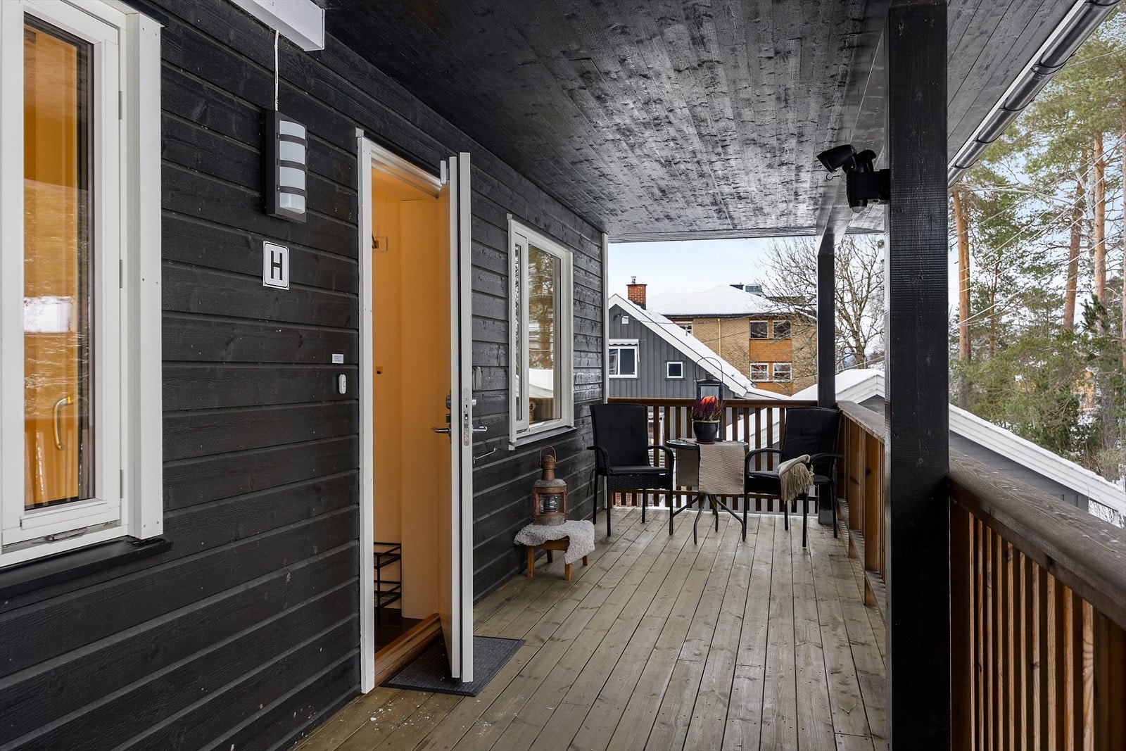 Overbygget svalgang gir et hyggelig inngangsparti. Galleribilde