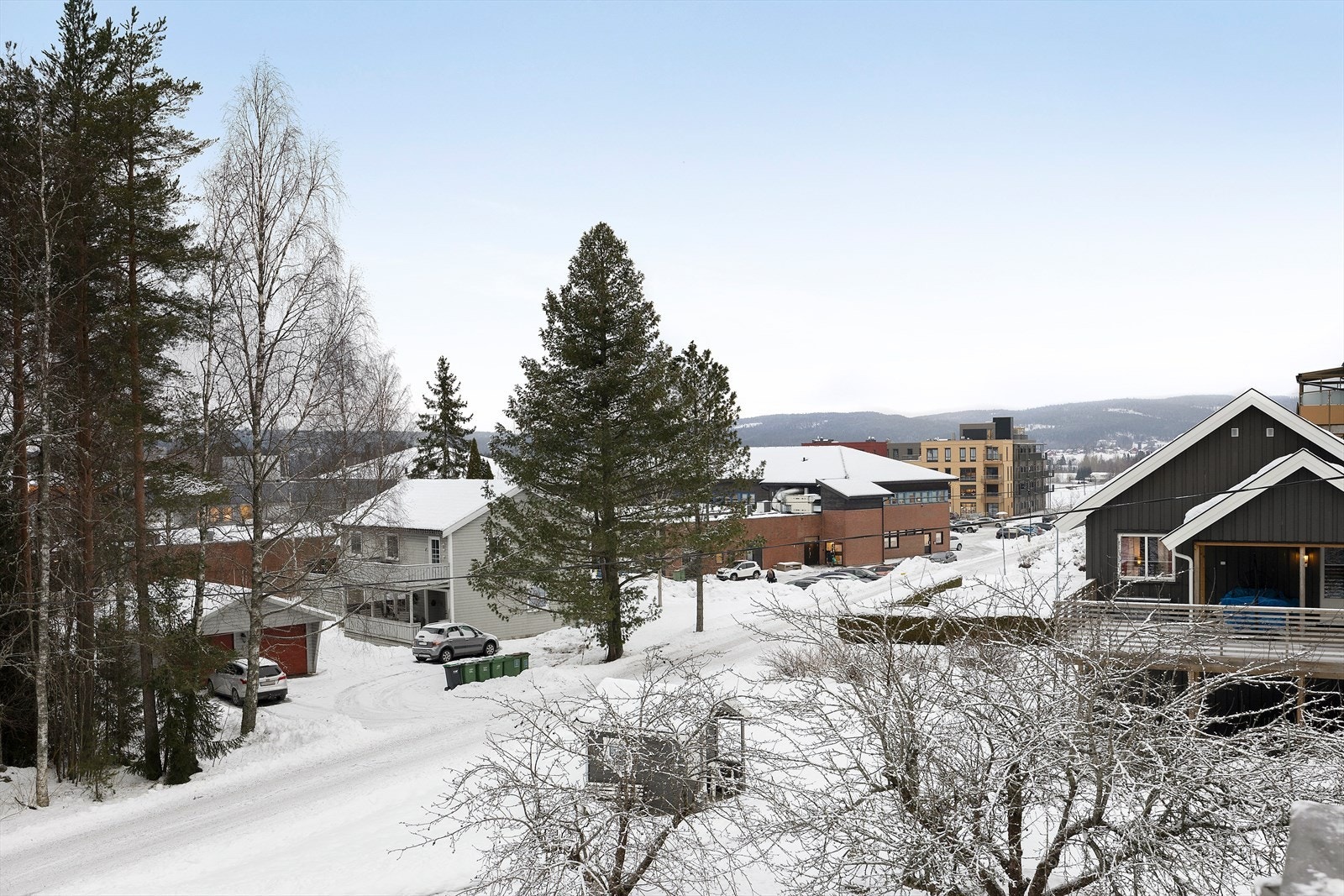 Det er fin utsikt over nærområdet og lite innsyn fra nærliggende boliger. Galleribilde