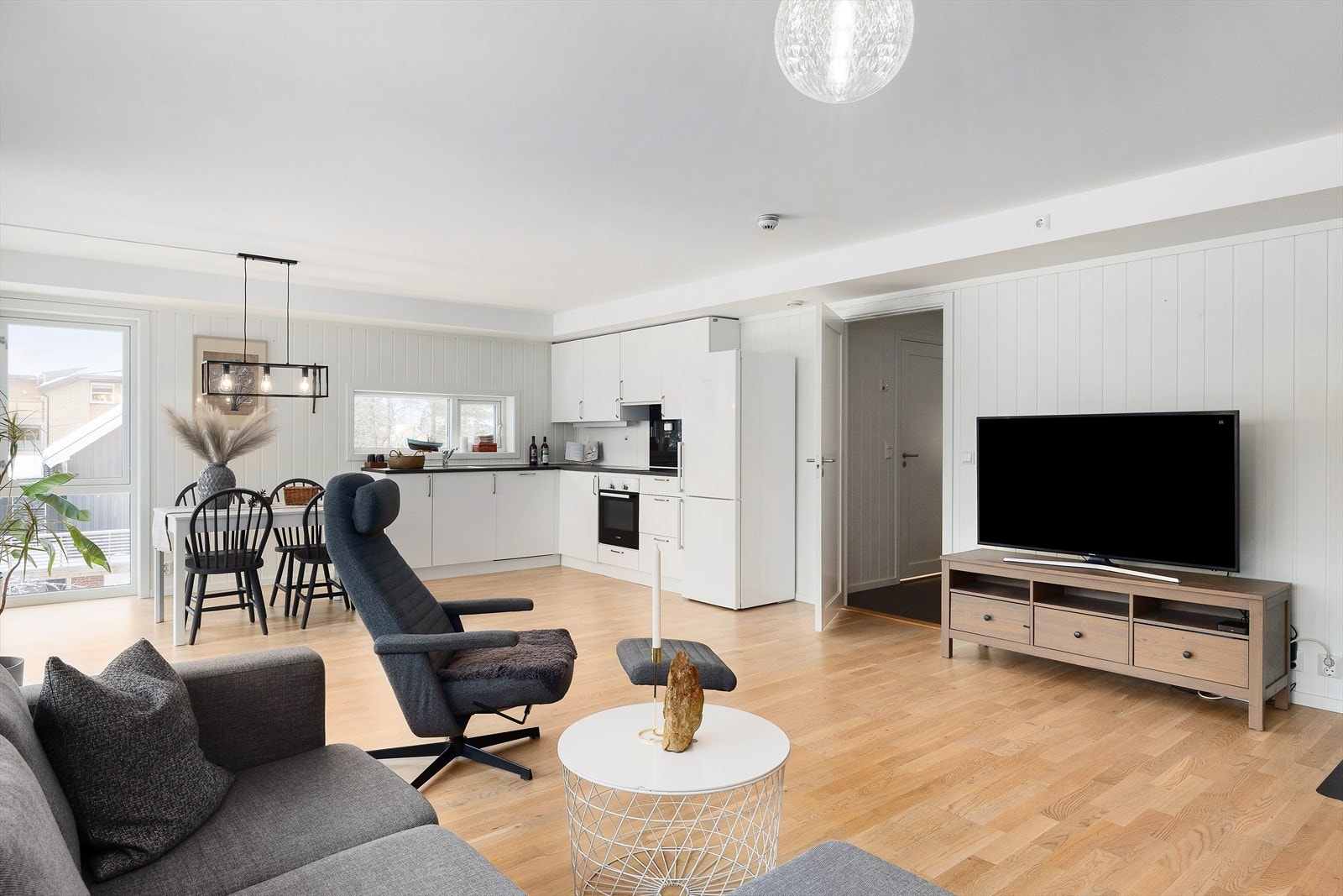 Stor, åpen stue- og kjøkkenløsning med gode møbleringsmuligheter. Galleribilde