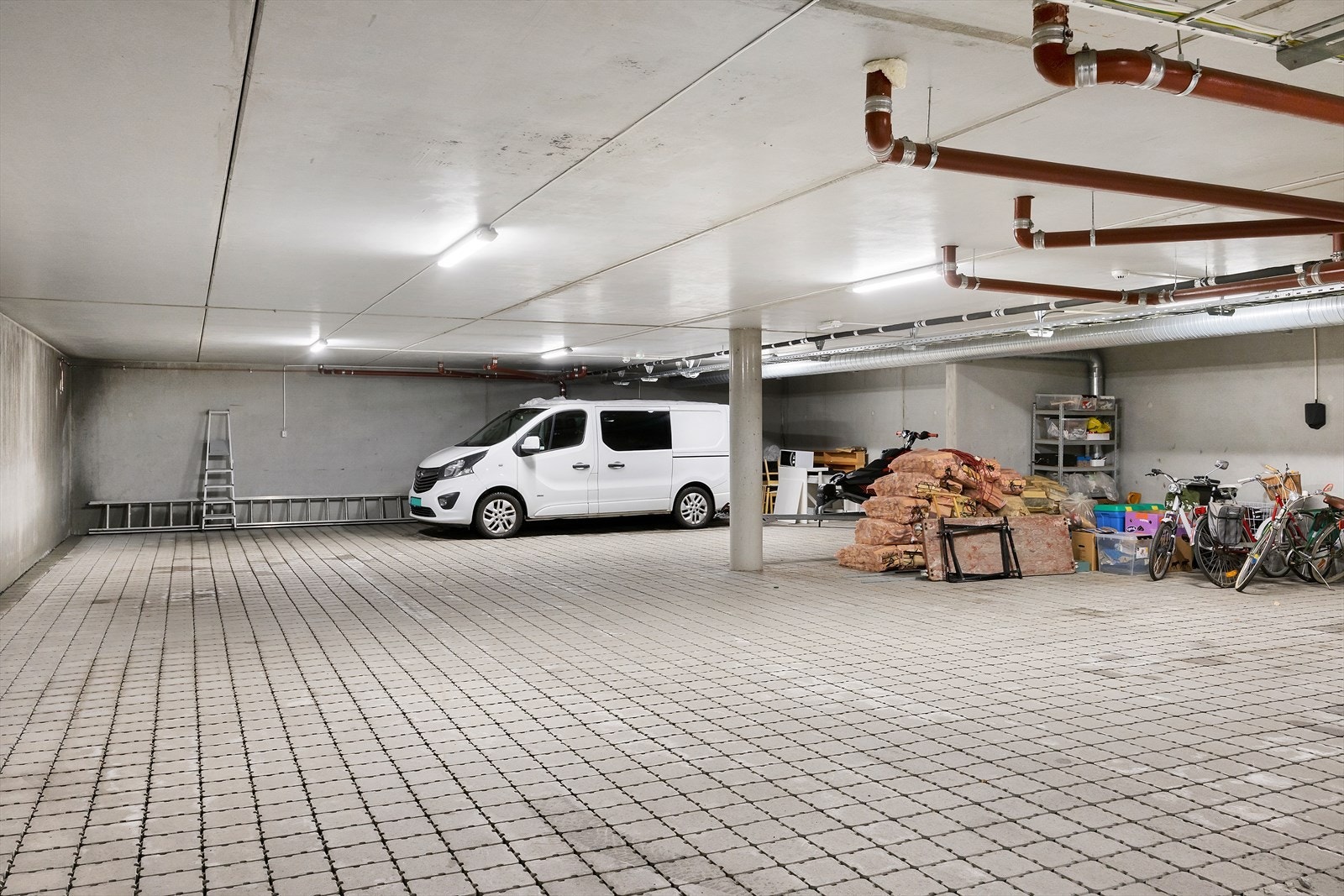 Leiligheten disponerer garasjeplass i sameiets felles garasjeanlegg under bygget. Galleribilde