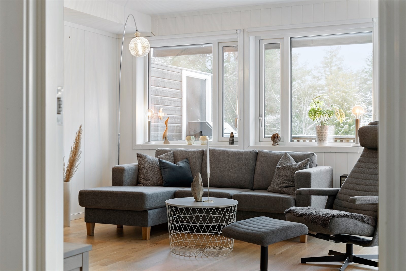 Dette er en moderne leilighet med matt eikepakrett på gulv og lyse veggoverflater. Balansert ventilasjon for godt inneklima. Galleribilde