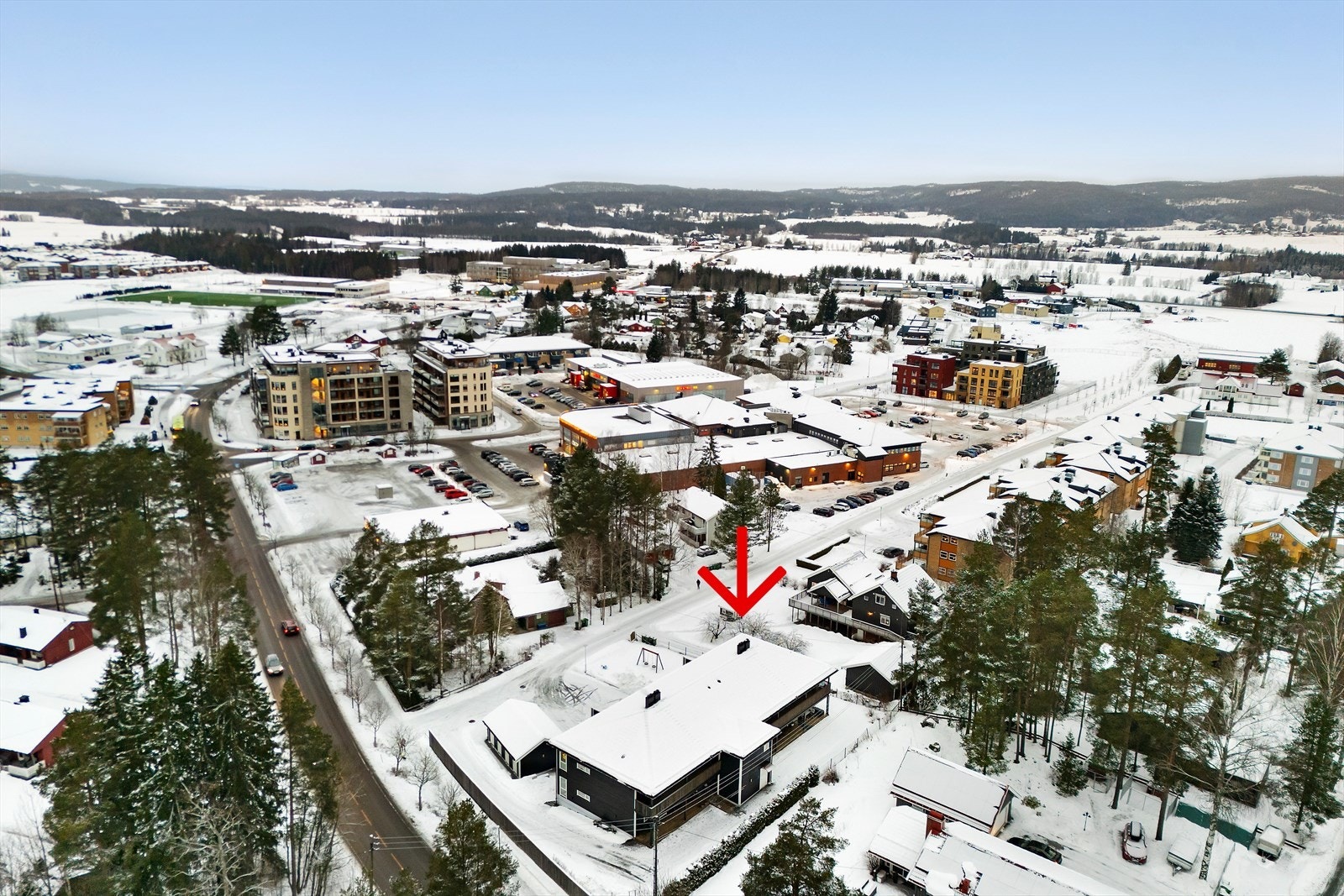 Leiligheten ligger meget sentralt til rett ved Aurskog senter, bussholdeplass og med kort gangavstand til barnehager, skole, fritidsaktiviteter og turområder. Galleribilde