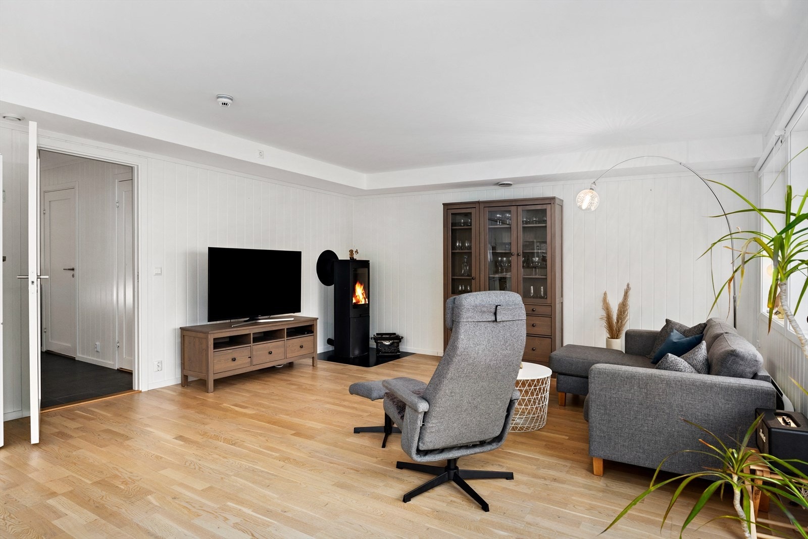 Stue med god plass til sittegruppe, TV-benk, skap og skjenk. Vedovn varmer godt på kjøligere dager og sørger for ekstra hyggelig stemning. Galleribilde