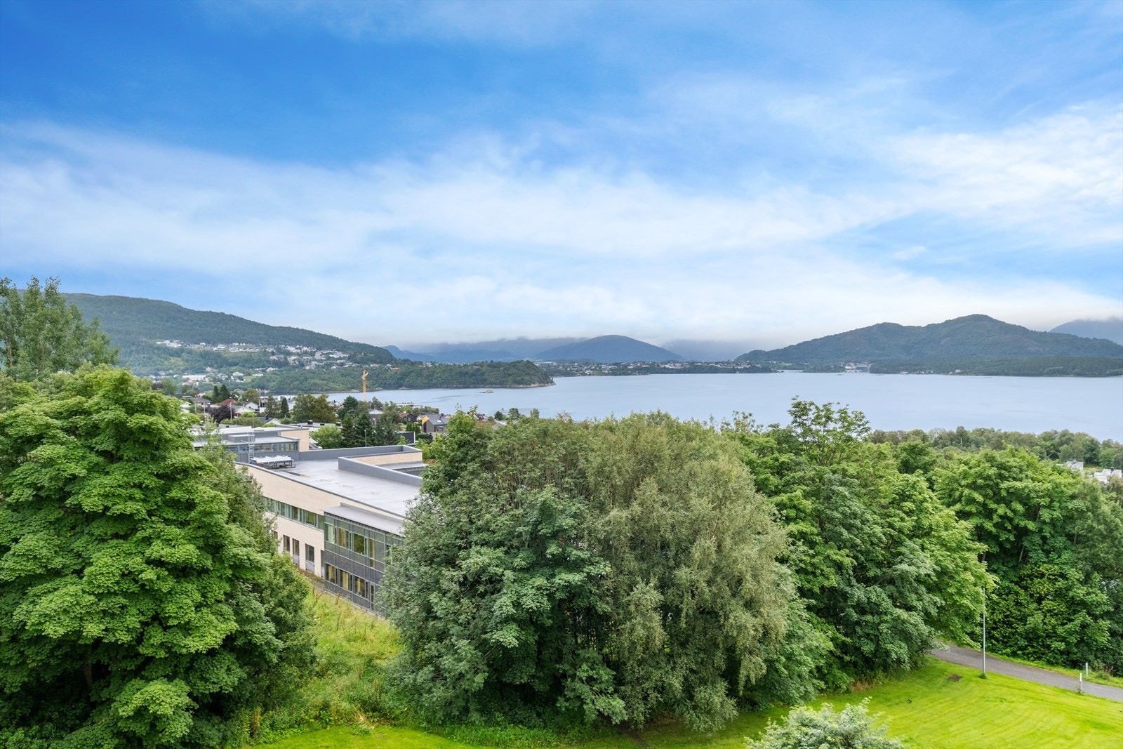Utsikt mot fjorden gir en naturskjønn ramme rundt eiendommen. Galleribilde