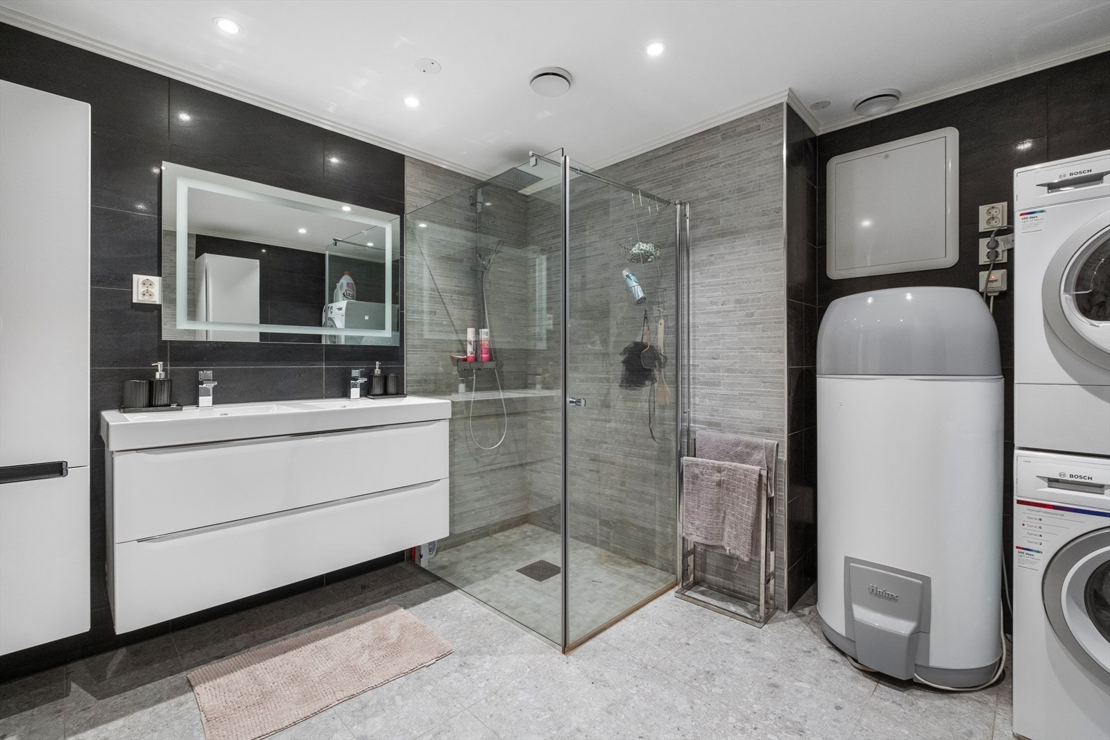 Dusj med glassvegg og mekanisk avtrekk sikrer et godt inneklima. Galleribilde