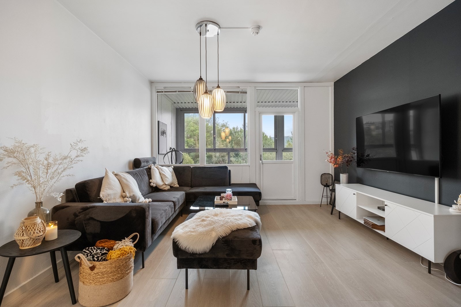 Laminatgulv og slette malte vegger gir et klassisk inntrykk. Galleribilde