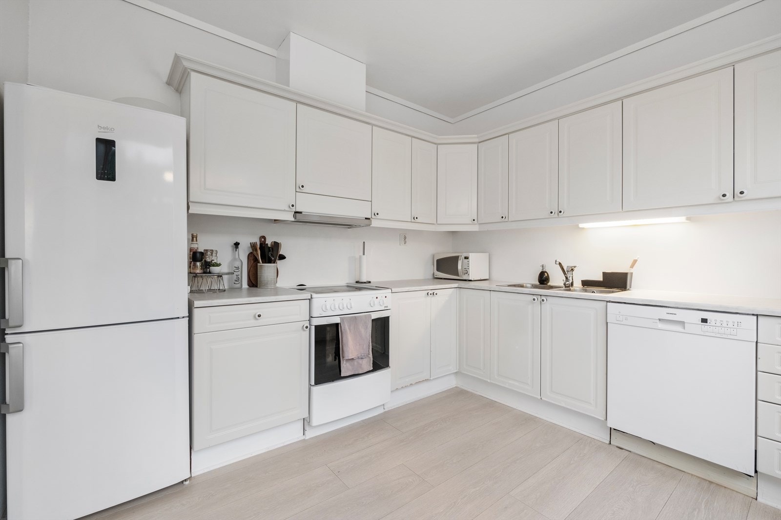 Det er kjøl/fryseskap, oppvaskmaskin og komfyr i kjøkkenet. Galleribilde