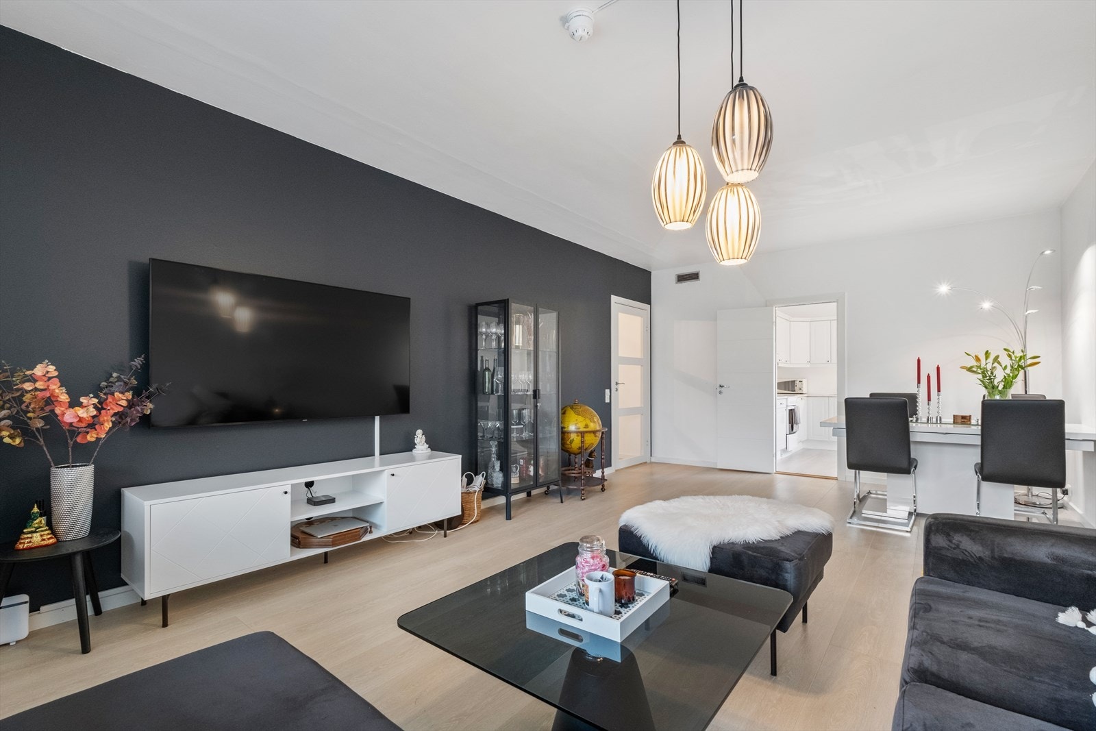 Direkte forbindelse til kjøkkenet gir en naturlig spiseplass. Galleribilde