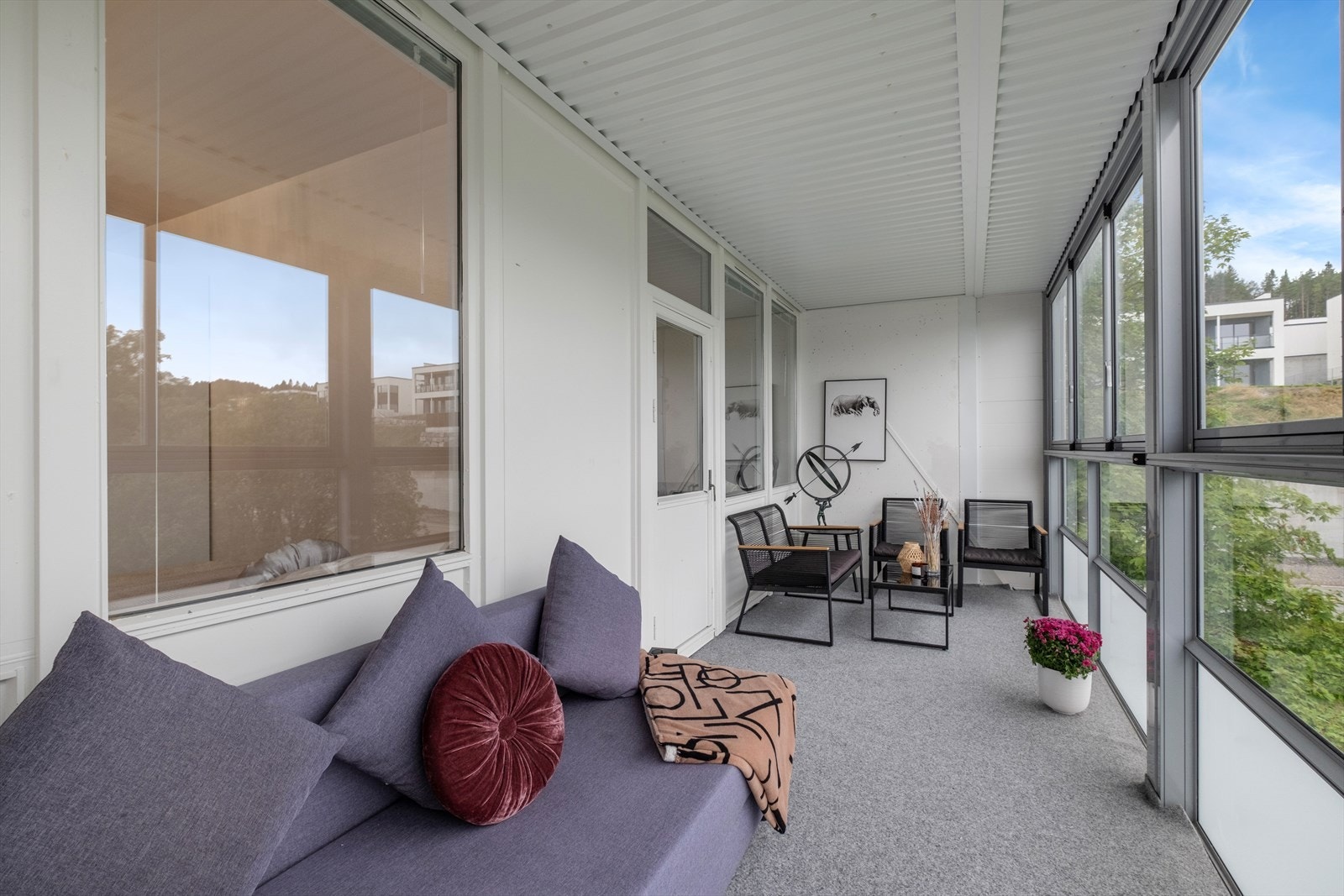 Balkongen har skyvbare vinduer i lakkert aluminium som gir fleksibel bruk og utsikt. Galleribilde