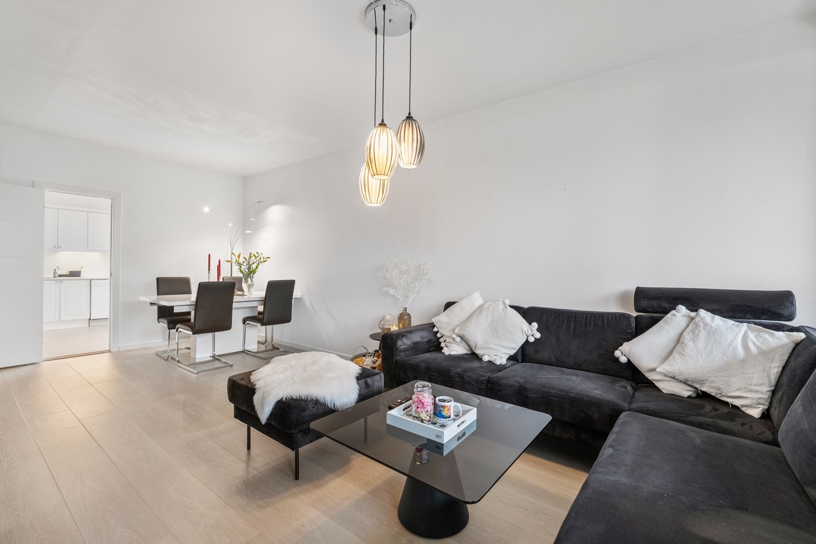 Veggene er malt i en kontrastfarge som gir dybde til rommet. Galleribilde