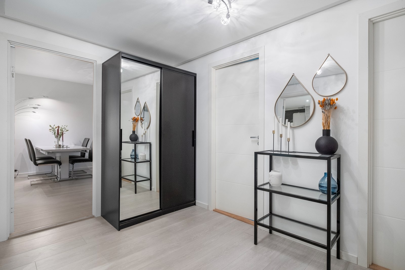 Laminatgulv og slette malte vegger gir et moderne preg til entréen. Galleribilde