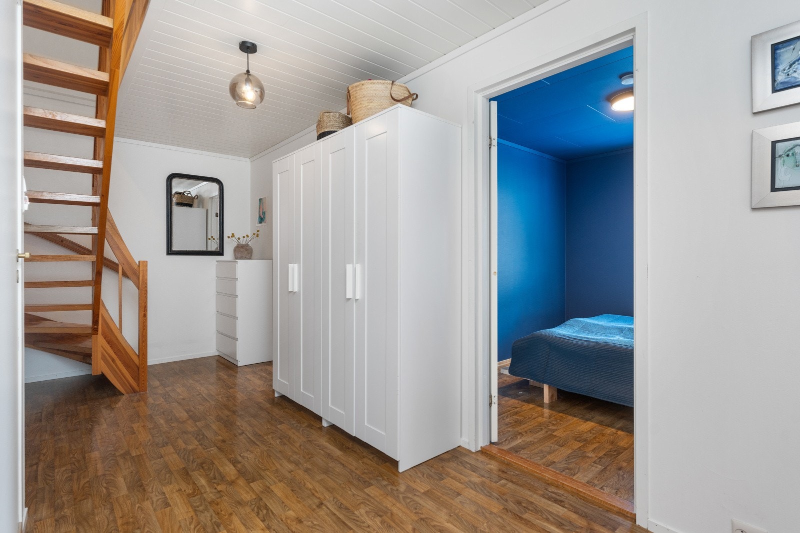 Romslig gang med garderobeplass og adkomst til tre soverom, bad og vaskerom med kjellerbod. Galleribilde