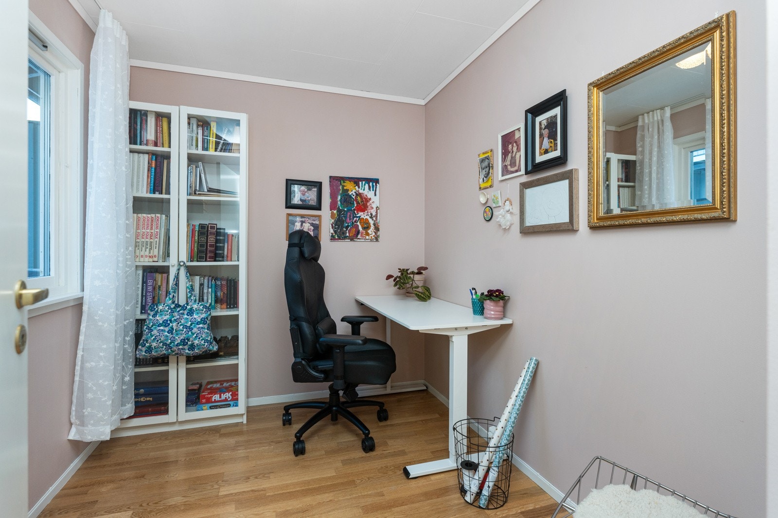Lyst og trivelig kontor som ligger tilbaketrukket fra stuen. Galleribilde