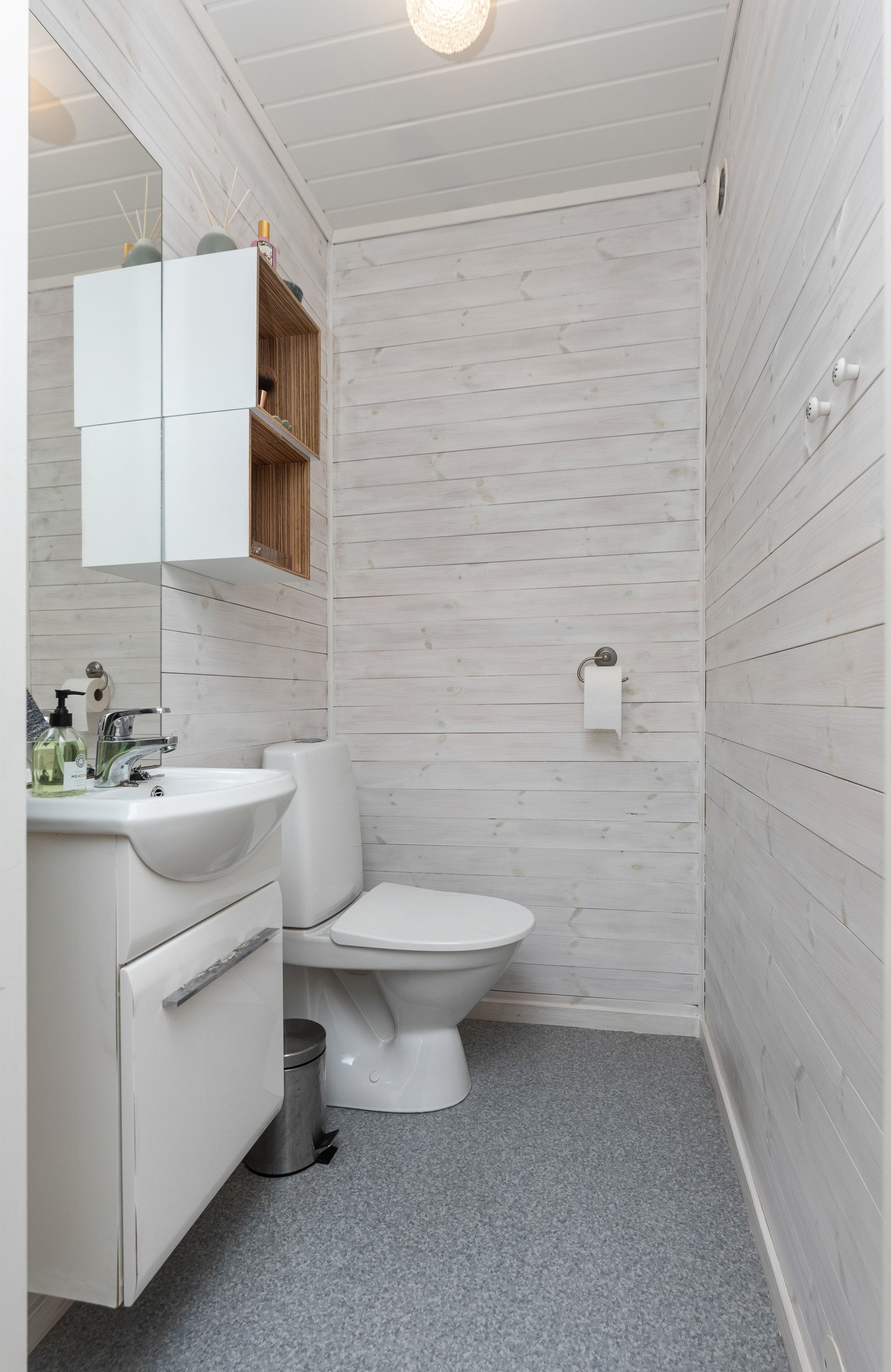 Praktisk gjestetoalett i hovedetasjen. Galleribilde