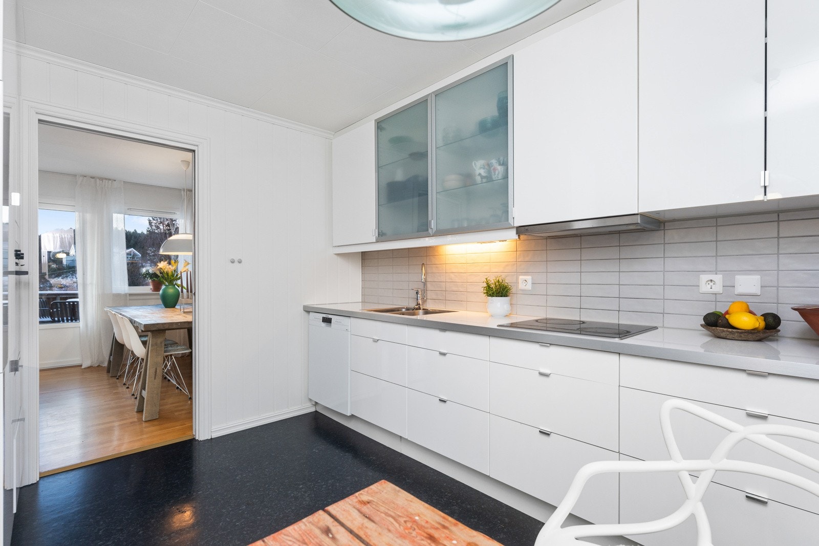 Nyere lys kjøkkeninnredning med god skap- og benkeplass. Galleribilde