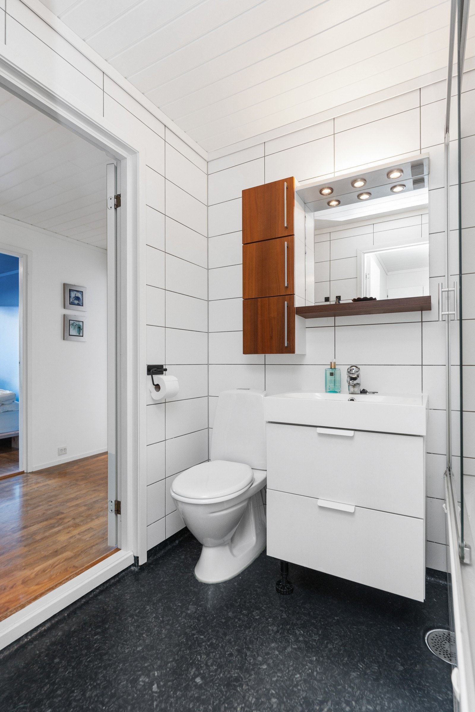 Badet er pusset opp i 2013 med belegg med varmekabler på gulv og fliser på veggene. Galleribilde