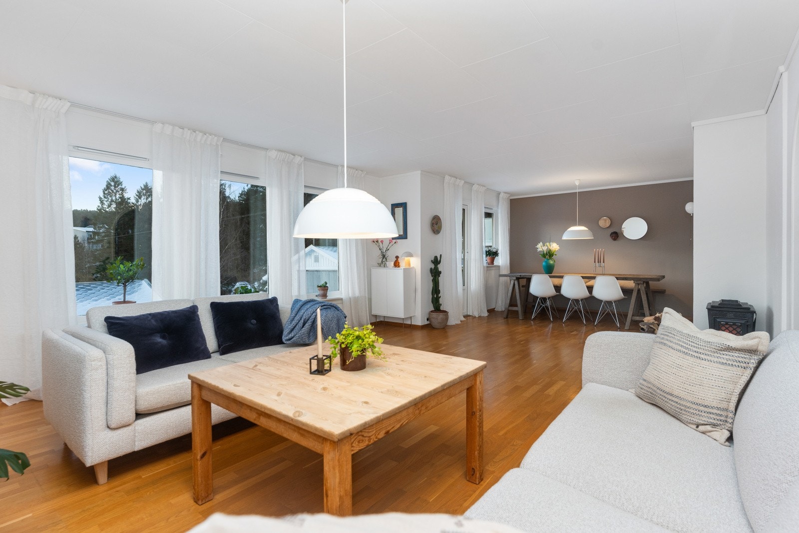 Innbydende og romslig stue med plass til langbord og utgang til balkong. Galleribilde