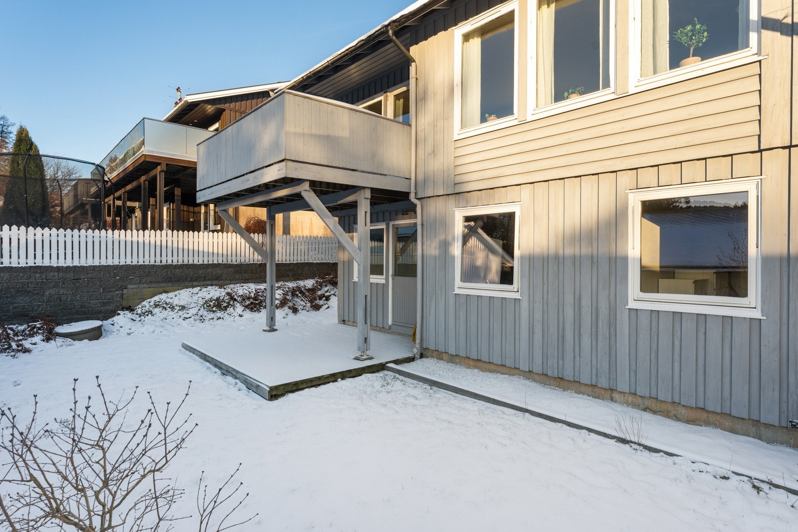 Plen og terrasse er sydvendt og derfor et solrikt område hele dagen. Galleribilde