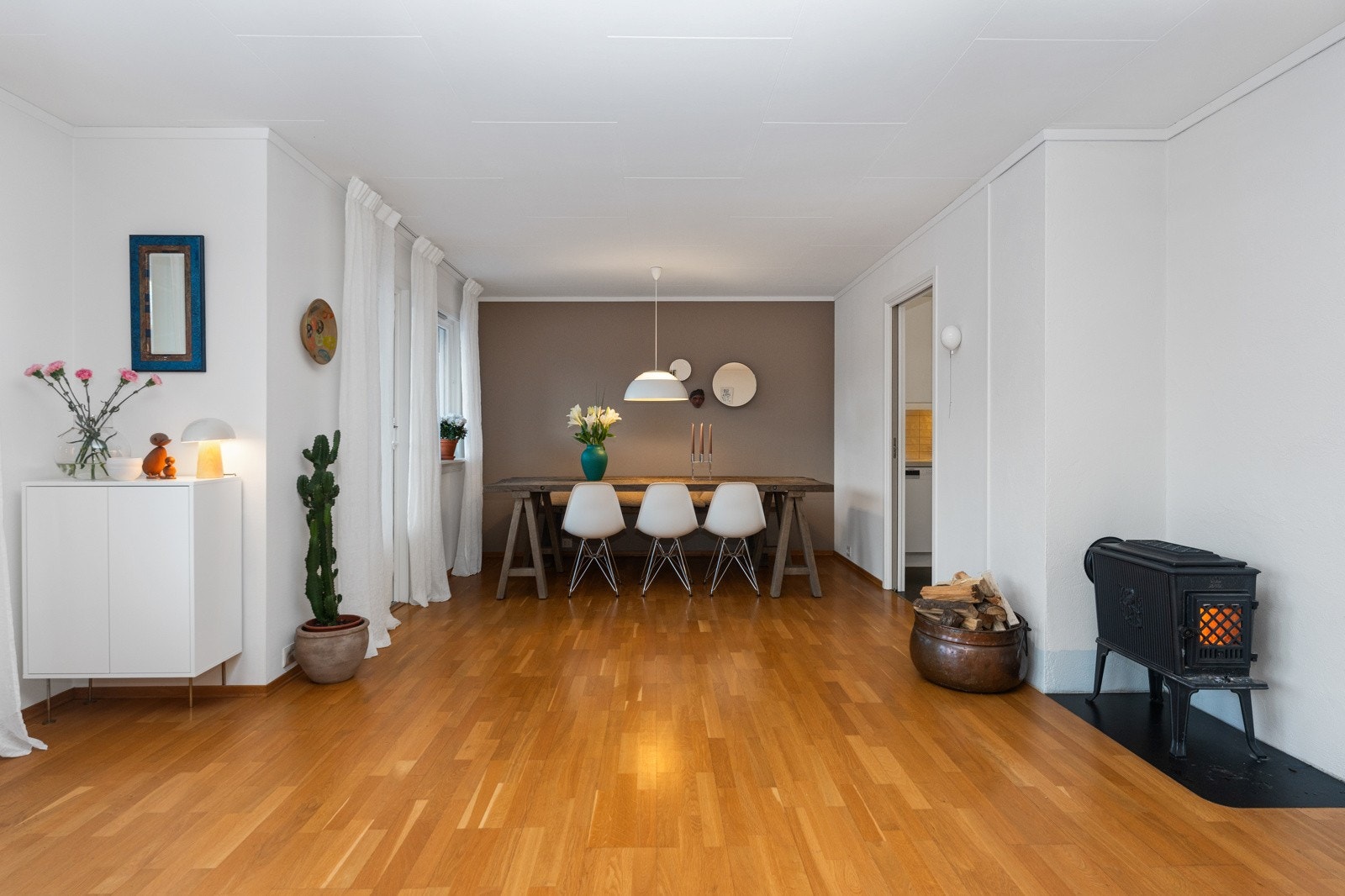 Stuen har parkett på gulv og malte vegger. Fra stuen er det utgang til balkong. Galleribilde