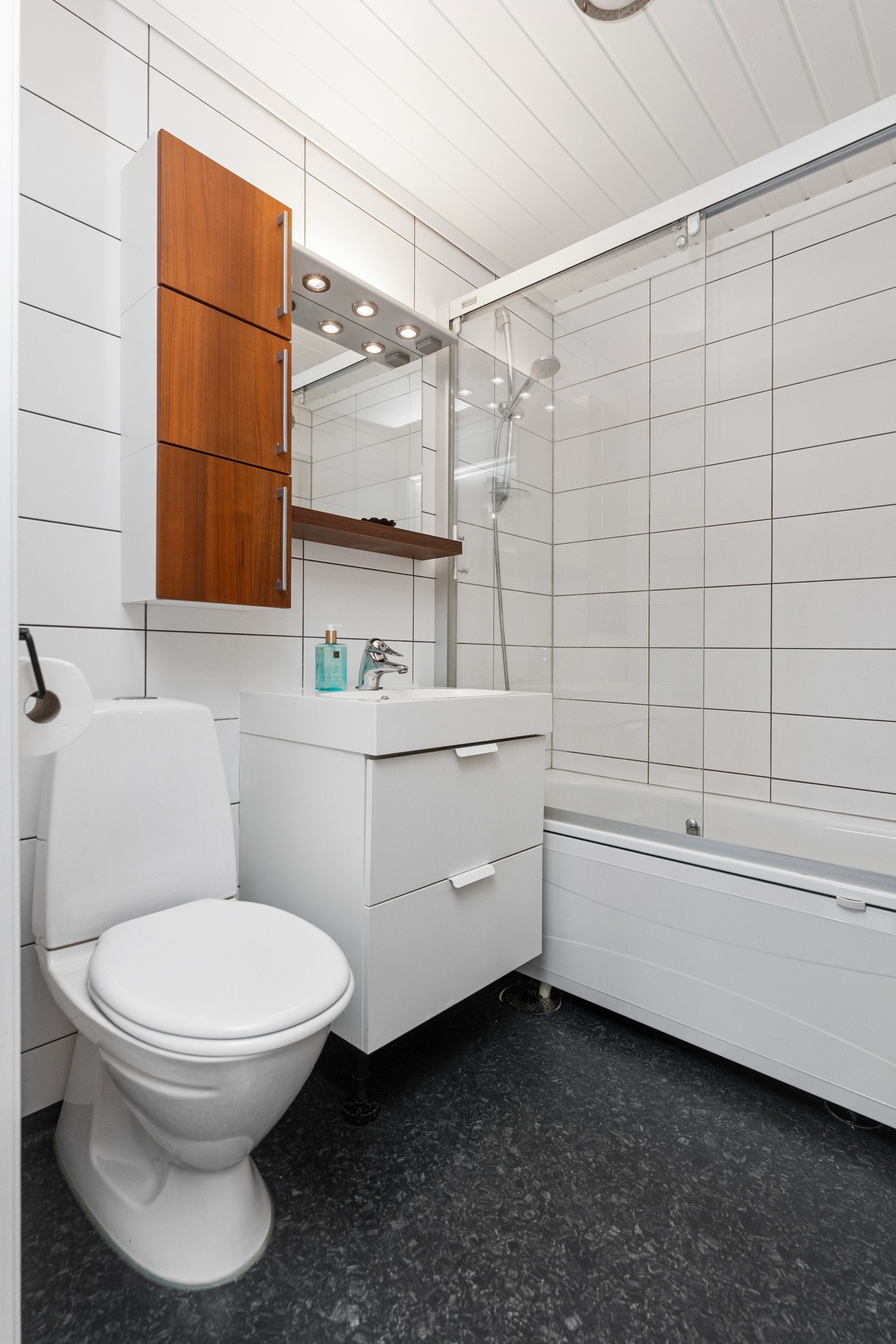 Badet er innholdsrikt med badekar og eget garderoberom i tilknytting til badet. Galleribilde