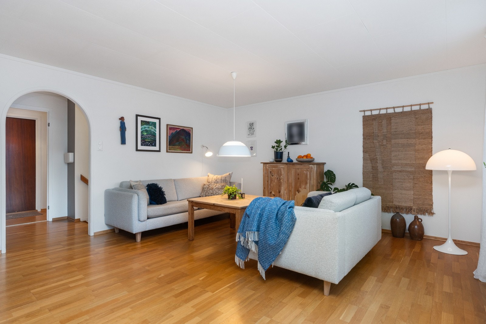 Videre adkomst fra gangen til stuen. Galleribilde