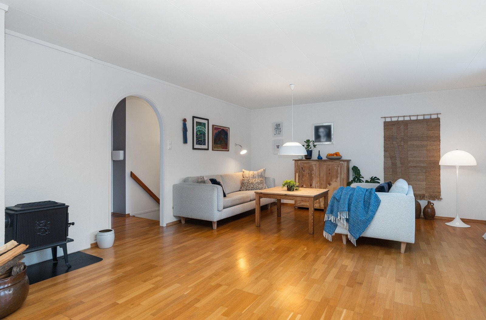 Romslig stue med god plass til flere sittegrupper. Galleribilde