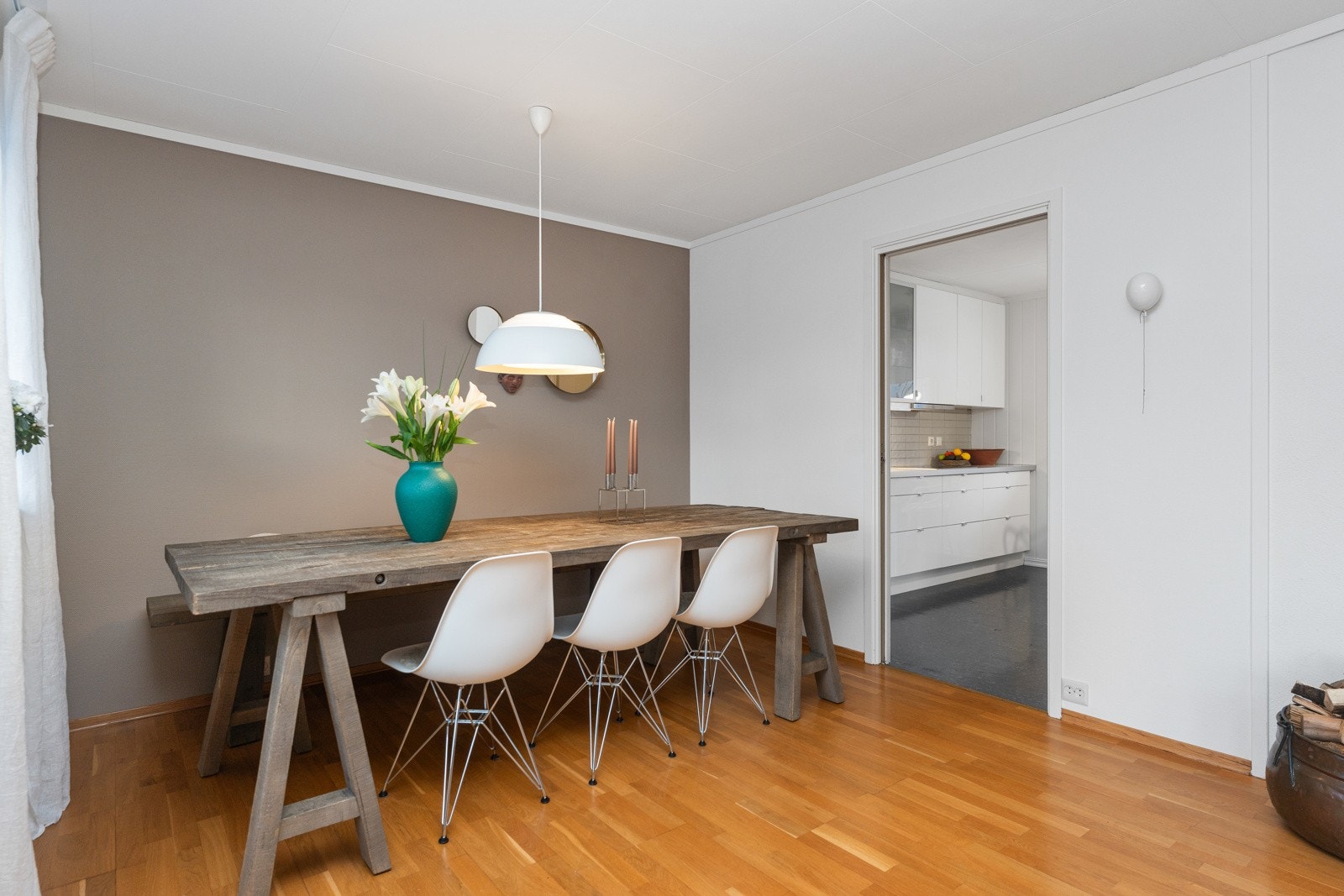 I stuen er det plass til langbord ved kjøkkenet. Galleribilde