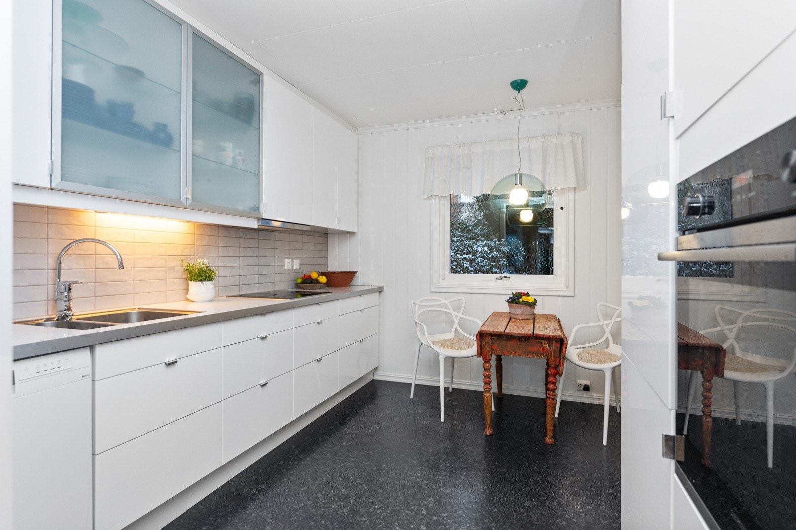 Kjøkkenet er praktisk med nyere lys innredning med integrerte hvitevarer. Galleribilde