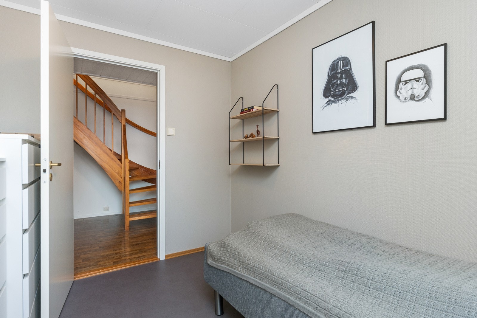 Soverom I med belegg på gulv og malte vegger. Galleribilde