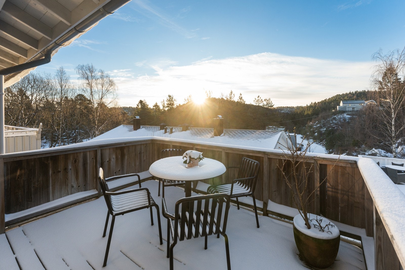 Fra balkongen har man en flott utsikt mot skogen og omgivelsene. Galleribilde