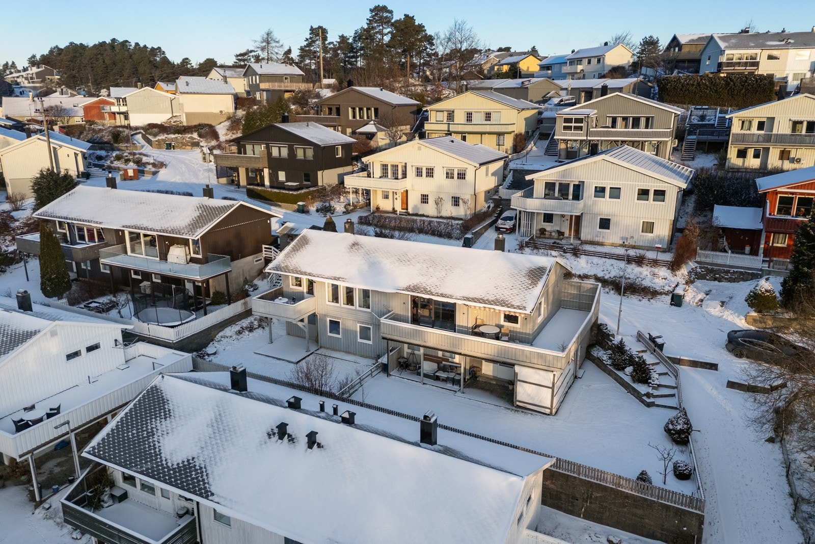 Rauneveien 25 ligger i et etablert boligområde på Ime II og er perfekt for barnefamilier! Galleribilde