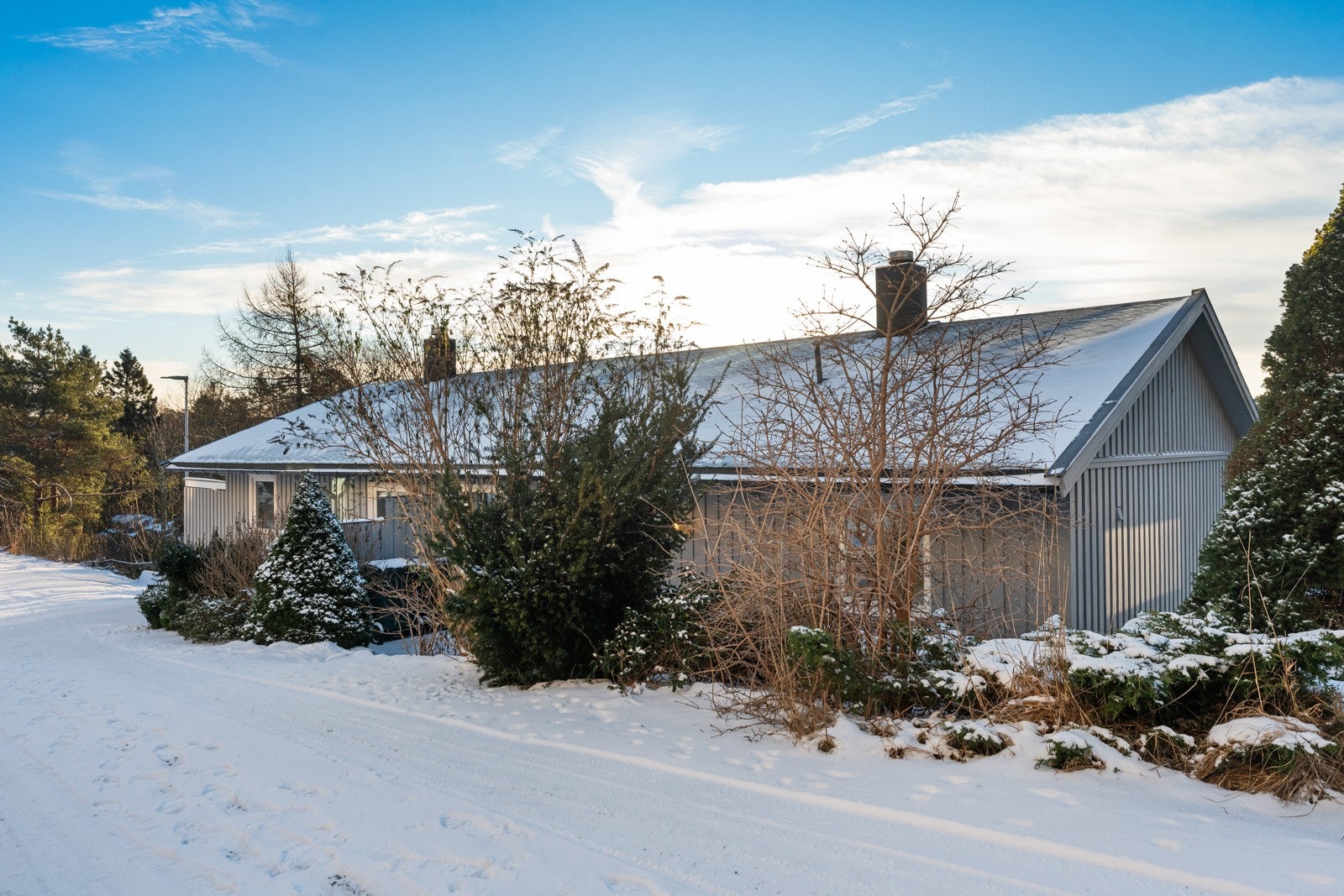 Boligen ligger langs Rauneveien og har en flott usjenert tomt. Galleribilde