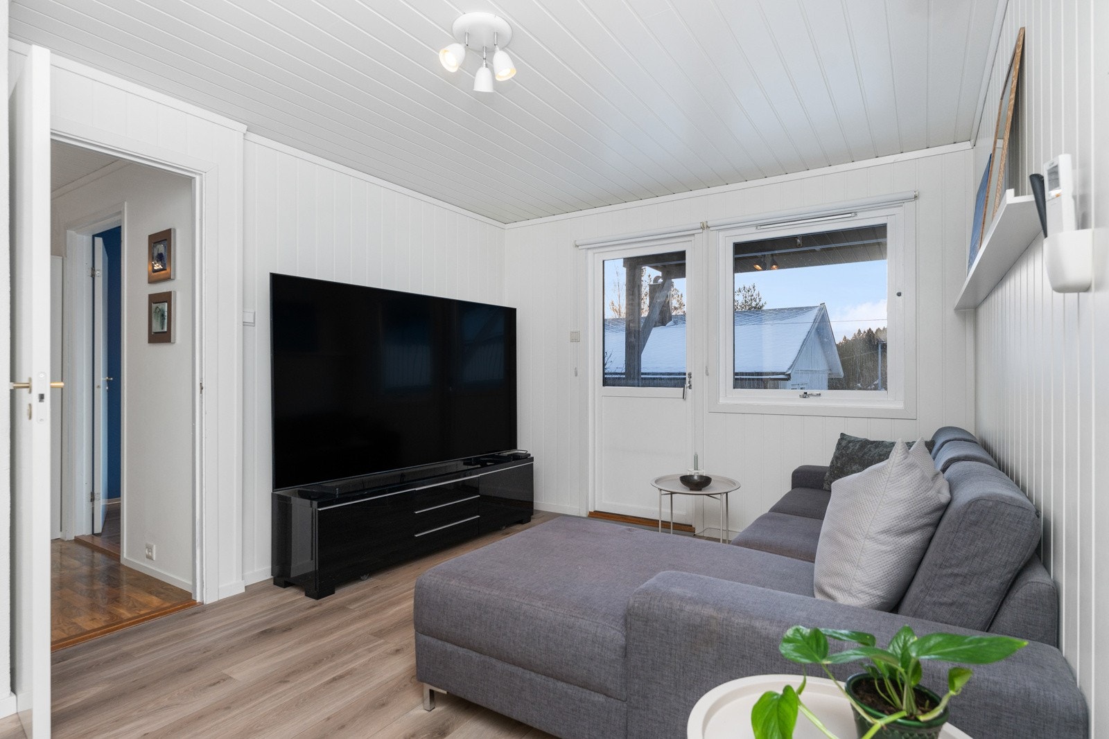 Soverom III er et romslig rom som i dag brukes som tv-stue med utgang til hage og terrasse. Varmepumpe. Galleribilde