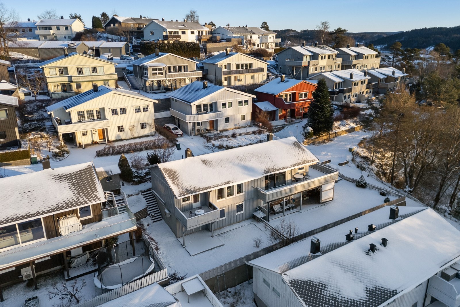 Boligen går over to etasjer og har en sydvendt beliggenhet. Kort vei til Ime sine flotte bilfrie gangveier som er perfekte til trilleturer eller trimturer! Galleribilde