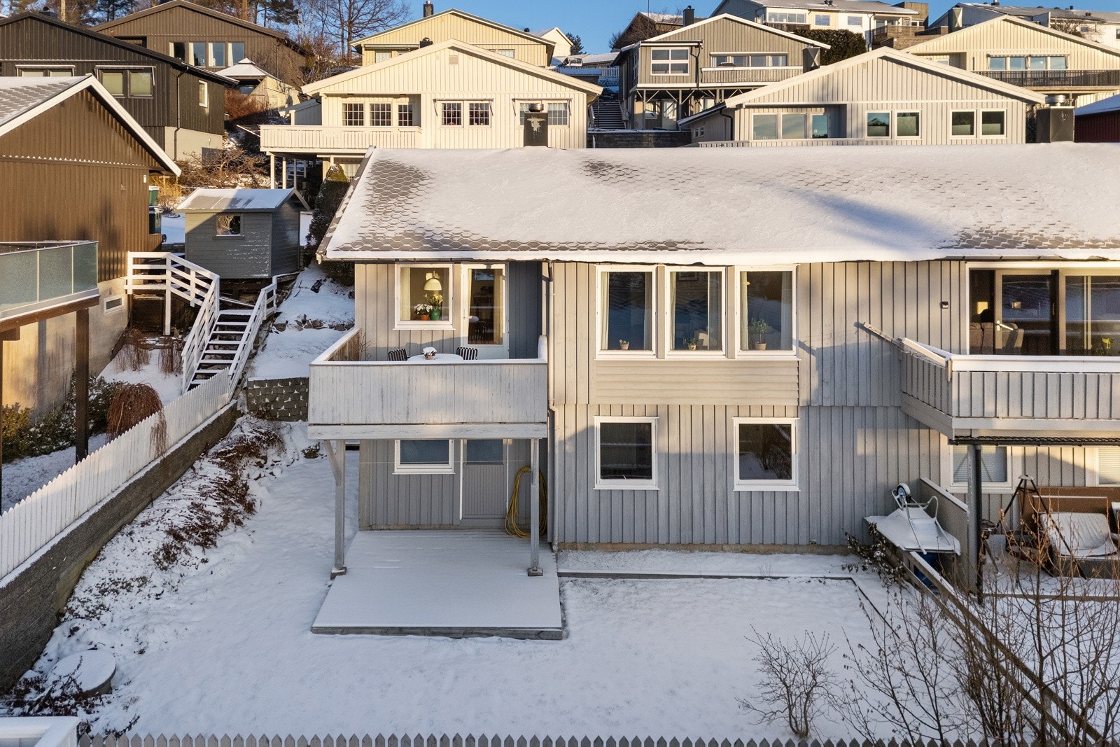 På fremsiden av boligen er det plenareal med plass til trampoline og andre aktiviteter. Galleribilde